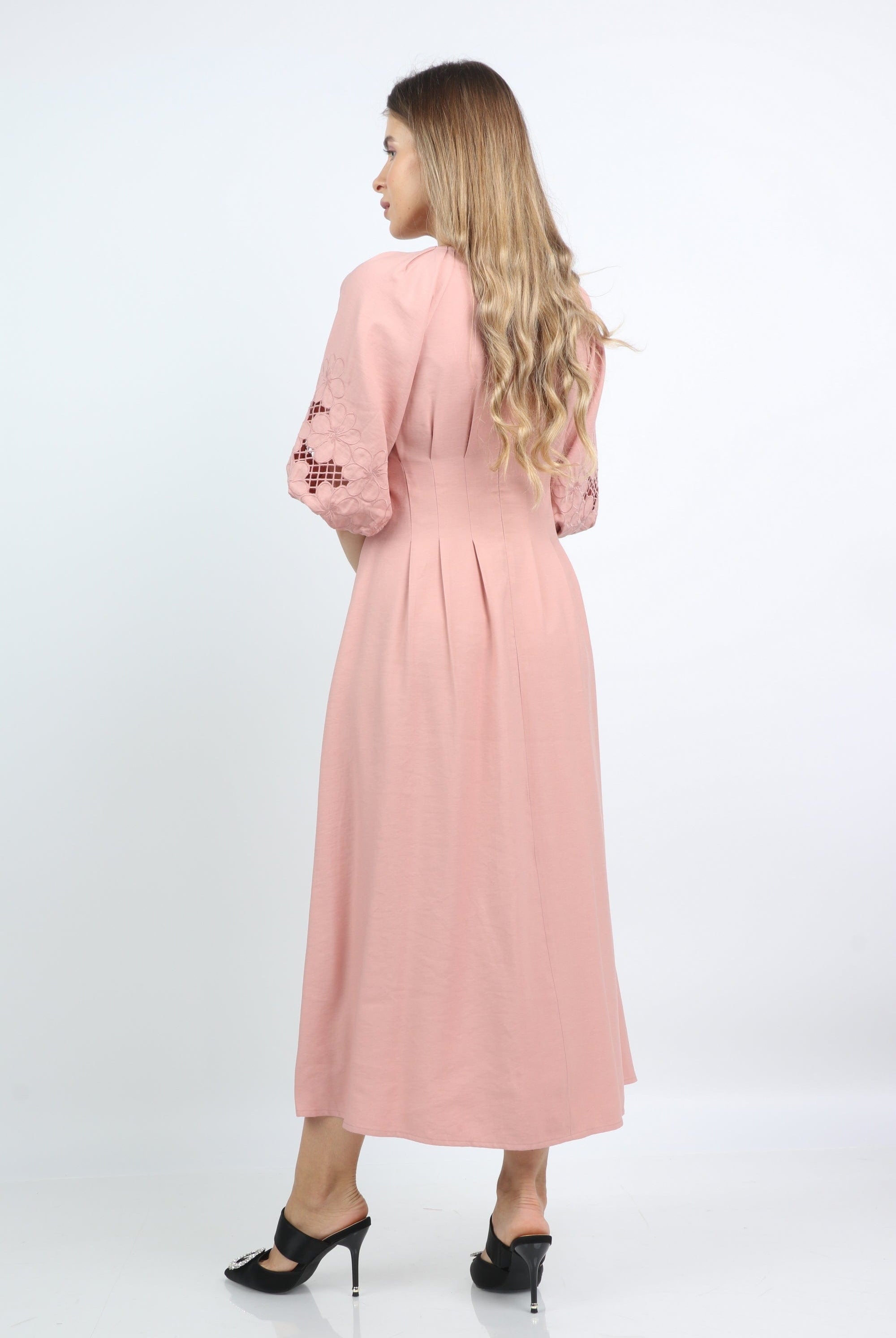 نتشي فستان ميدي ضيق على الخصر بأزرار أمامية كم منفوش قصير