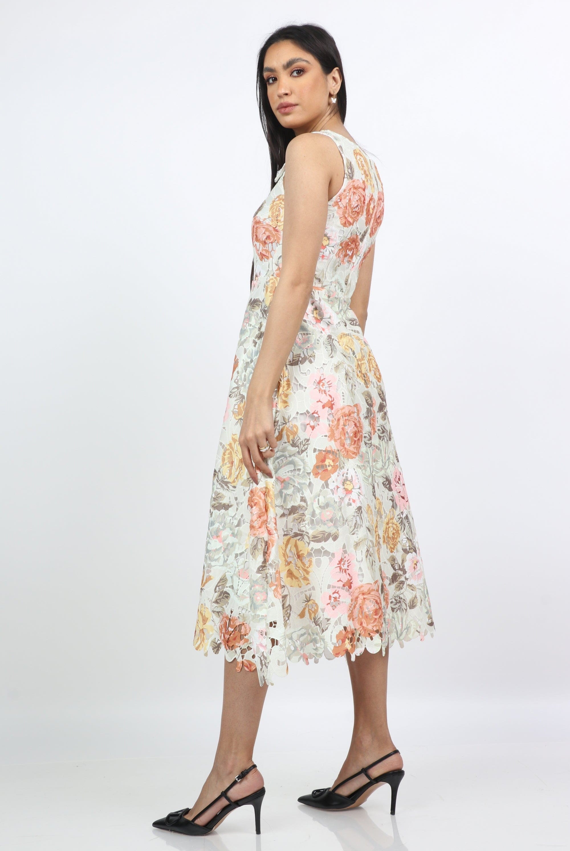 نتشي فستان ميدي حمالات عريضة مشجر بطبعة ورود