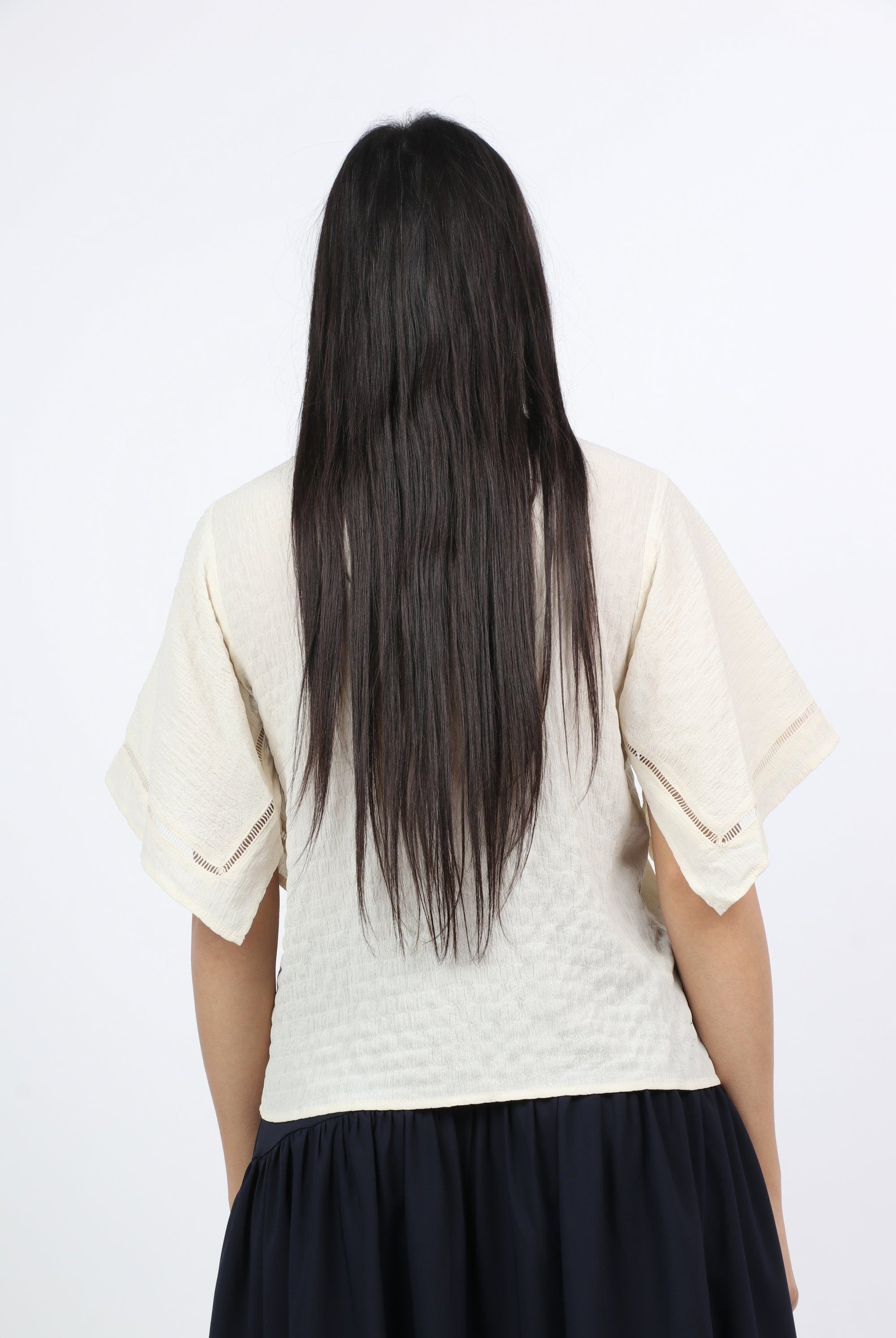 نتشي بلوزة بأكمام فراشة ورقبة دائرية