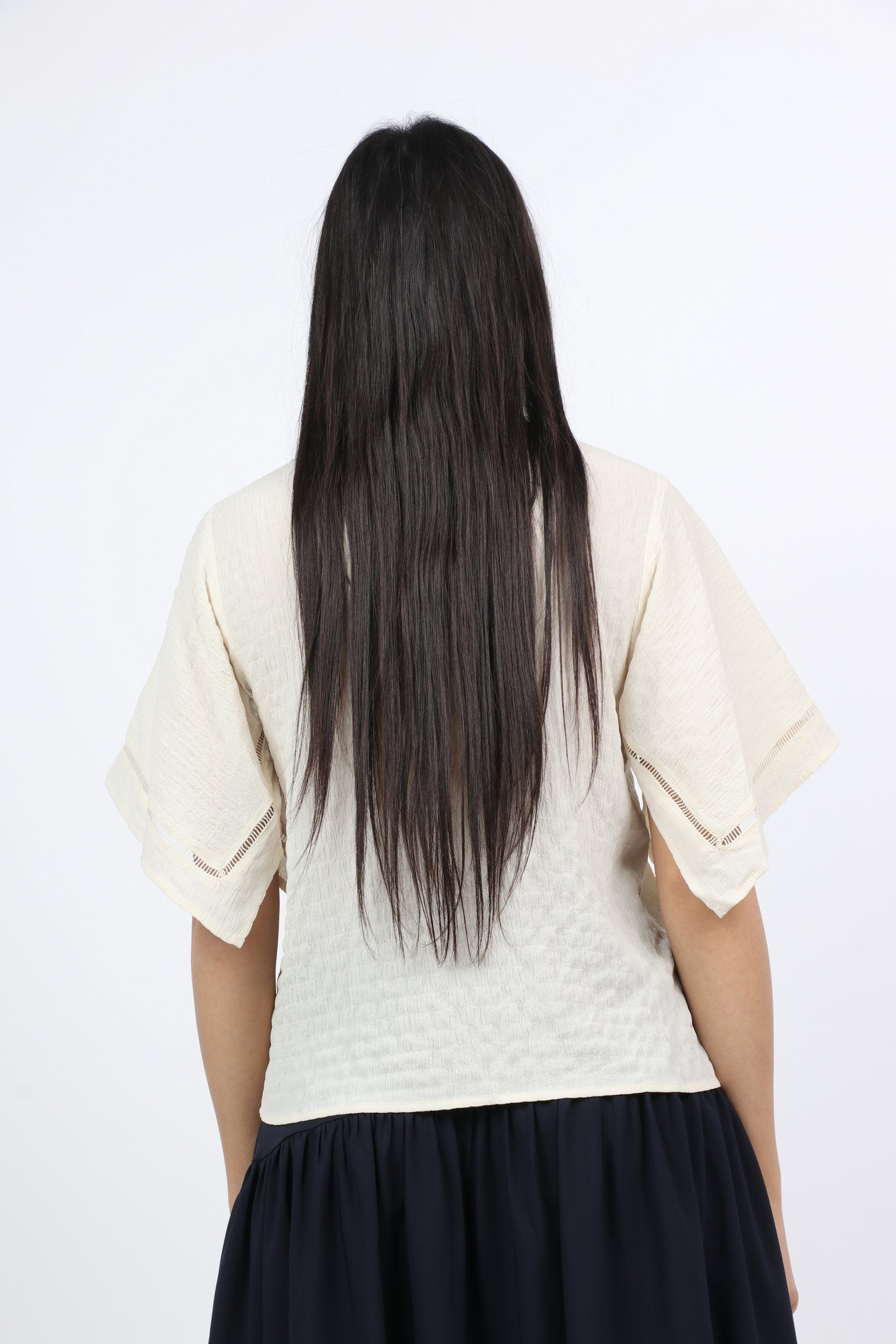 نتشي بلوزة بأكمام فراشة ورقبة دائرية