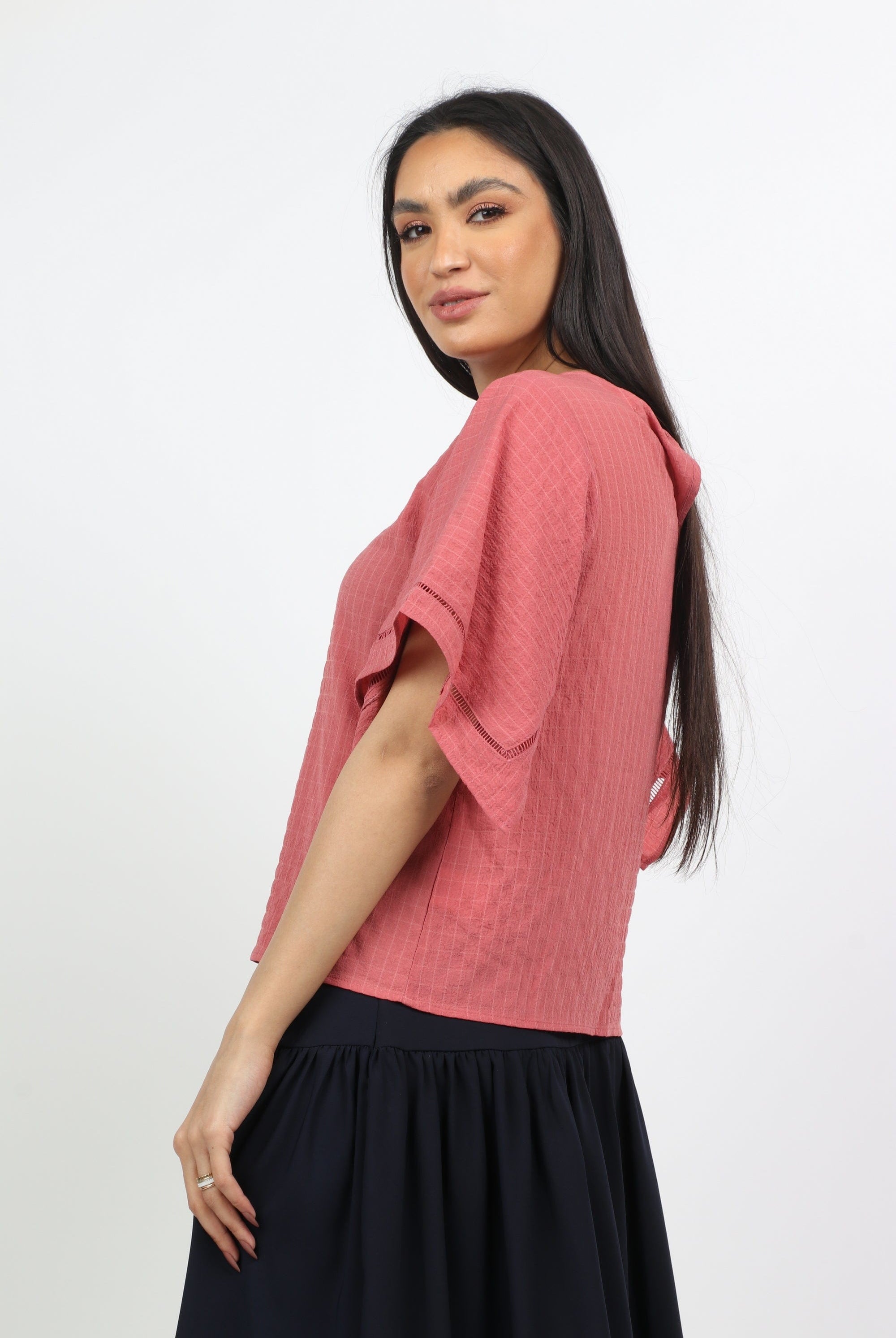 نتشي بلوزة بأكمام فراشة ورقبة دائرية