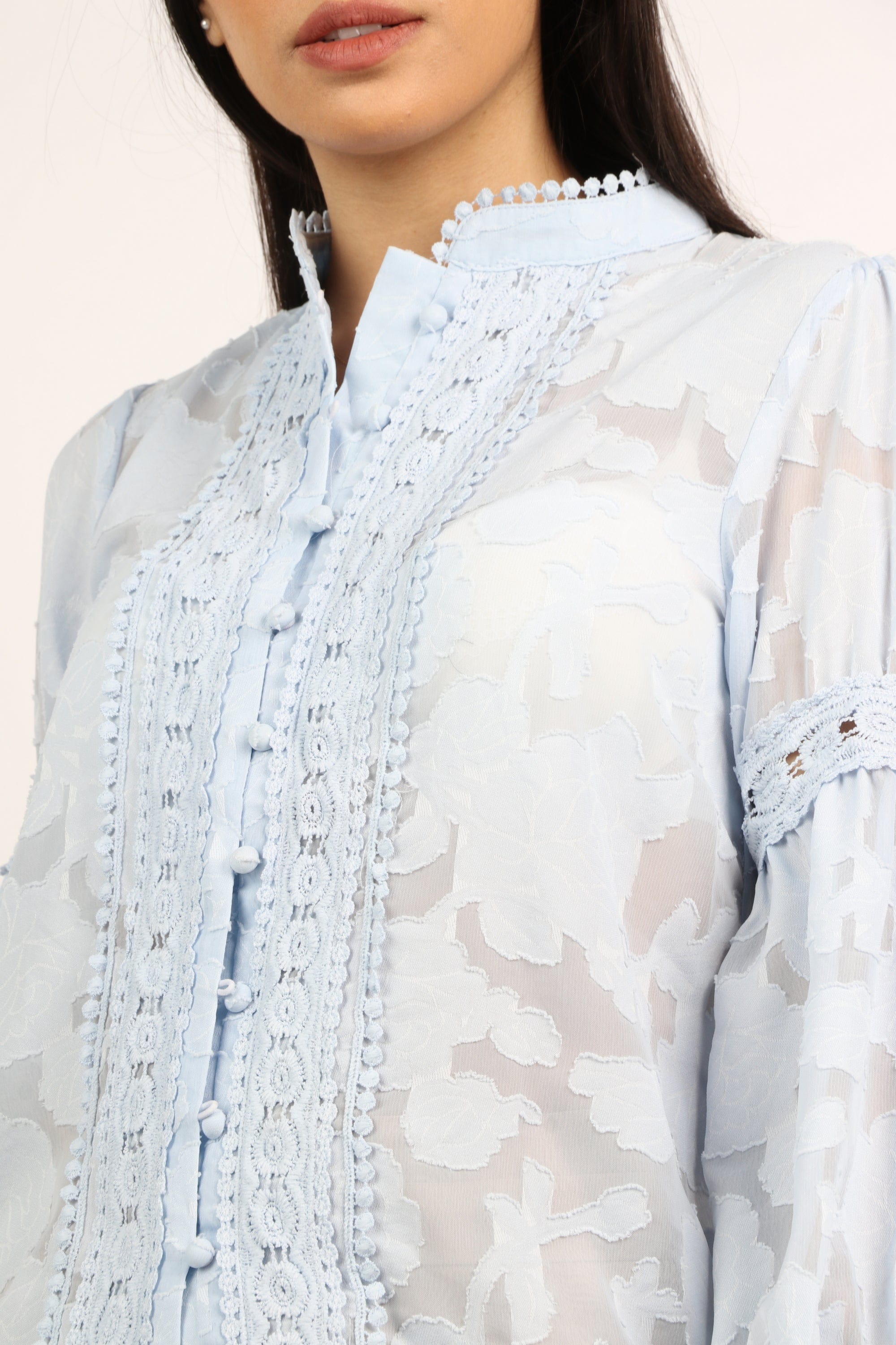 نتشي بلوزة بأكمام طويلة مطرزة علي الصدر