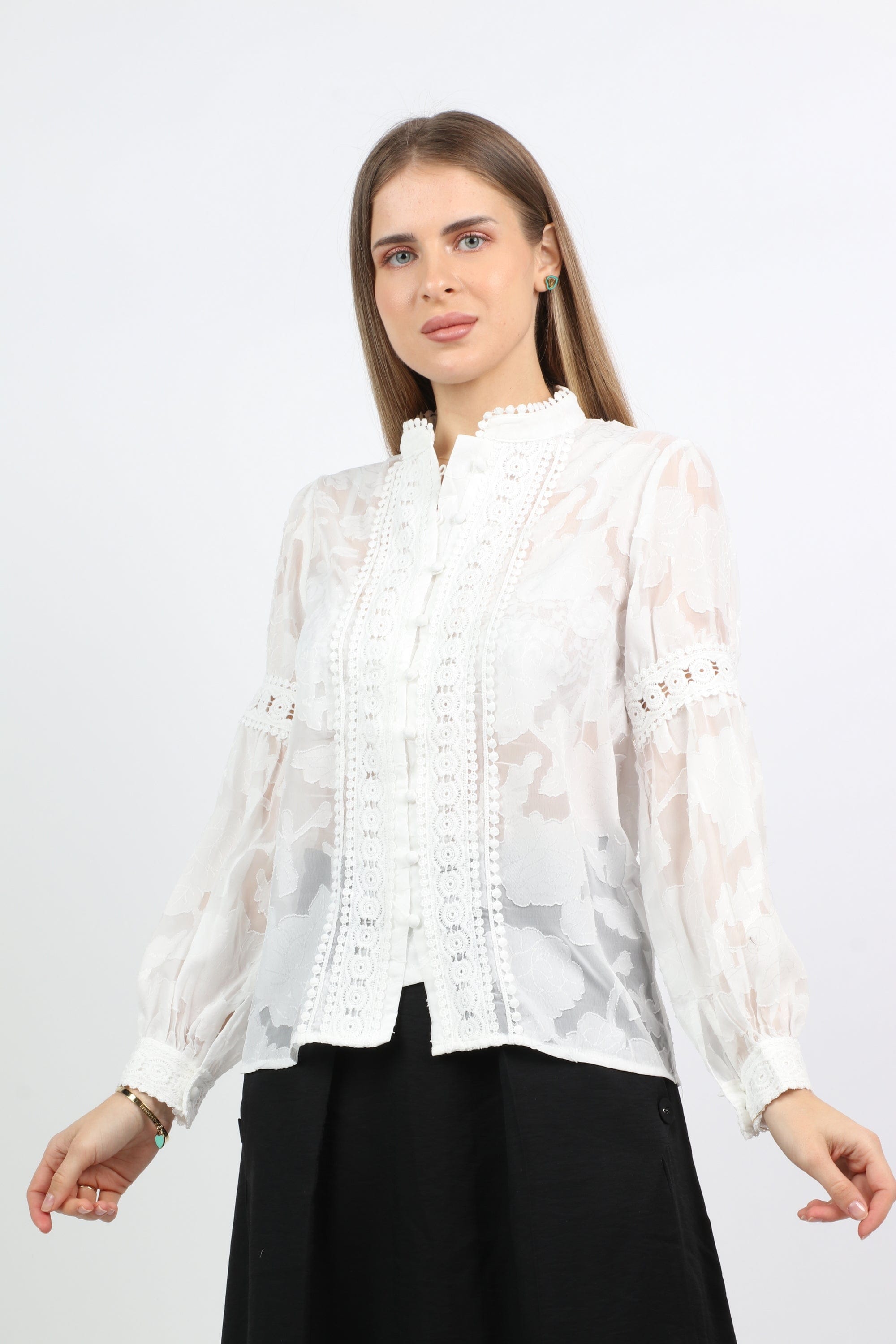 نتشي بلوزة بأكمام طويلة مطرزة علي الصدر