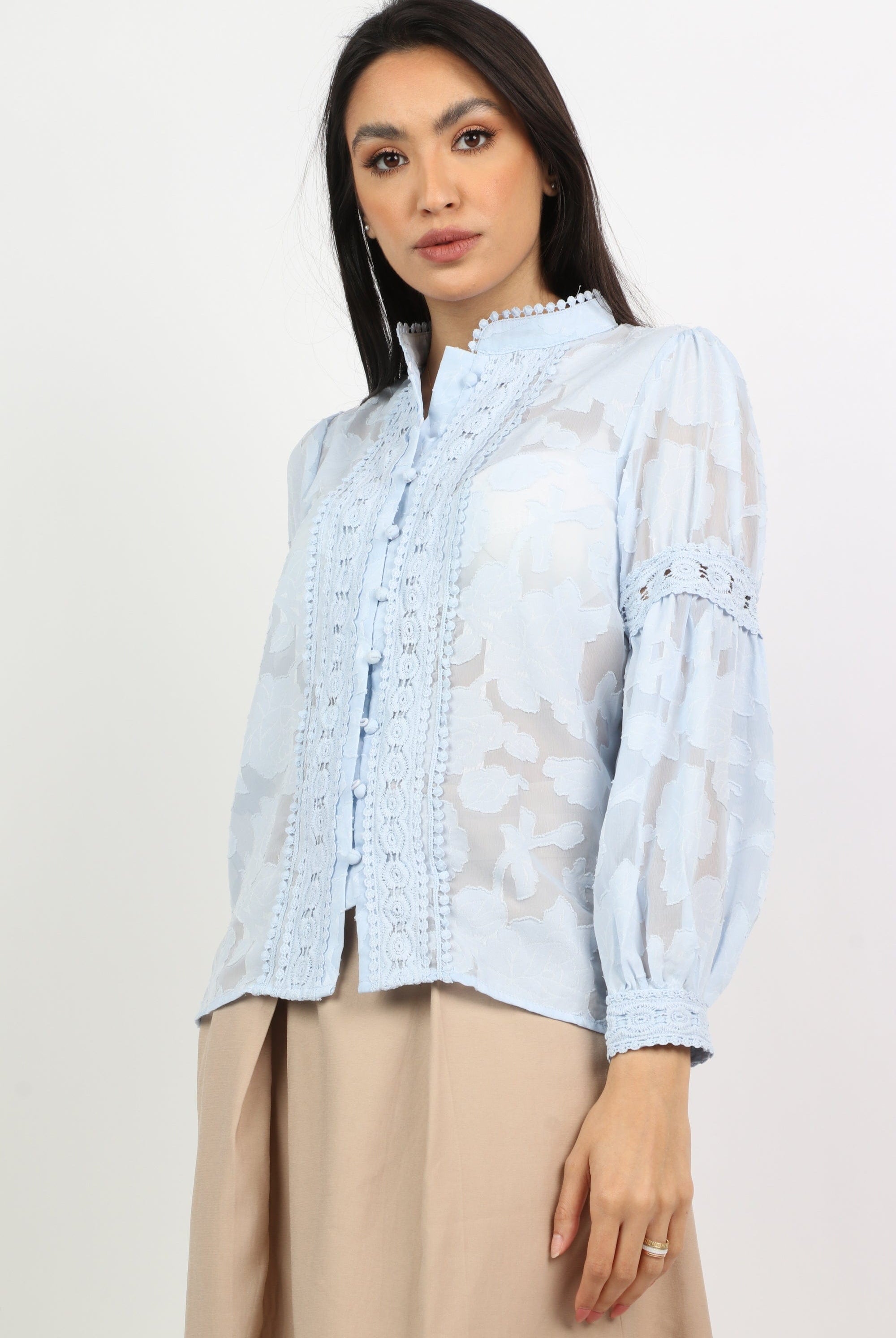 نتشي بلوزة بأكمام طويلة مطرزة علي الصدر