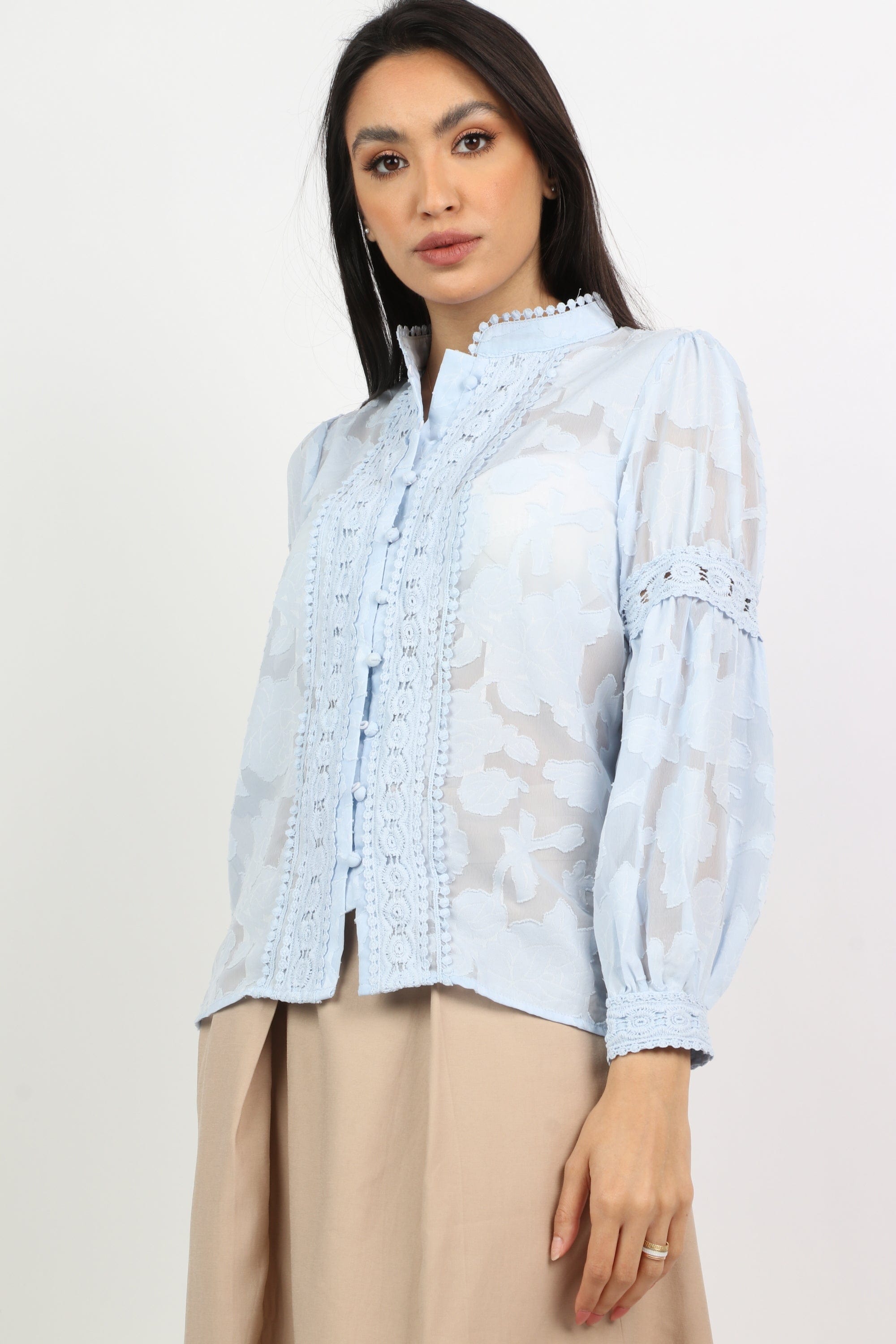 نتشي بلوزة بأكمام طويلة مطرزة علي الصدر