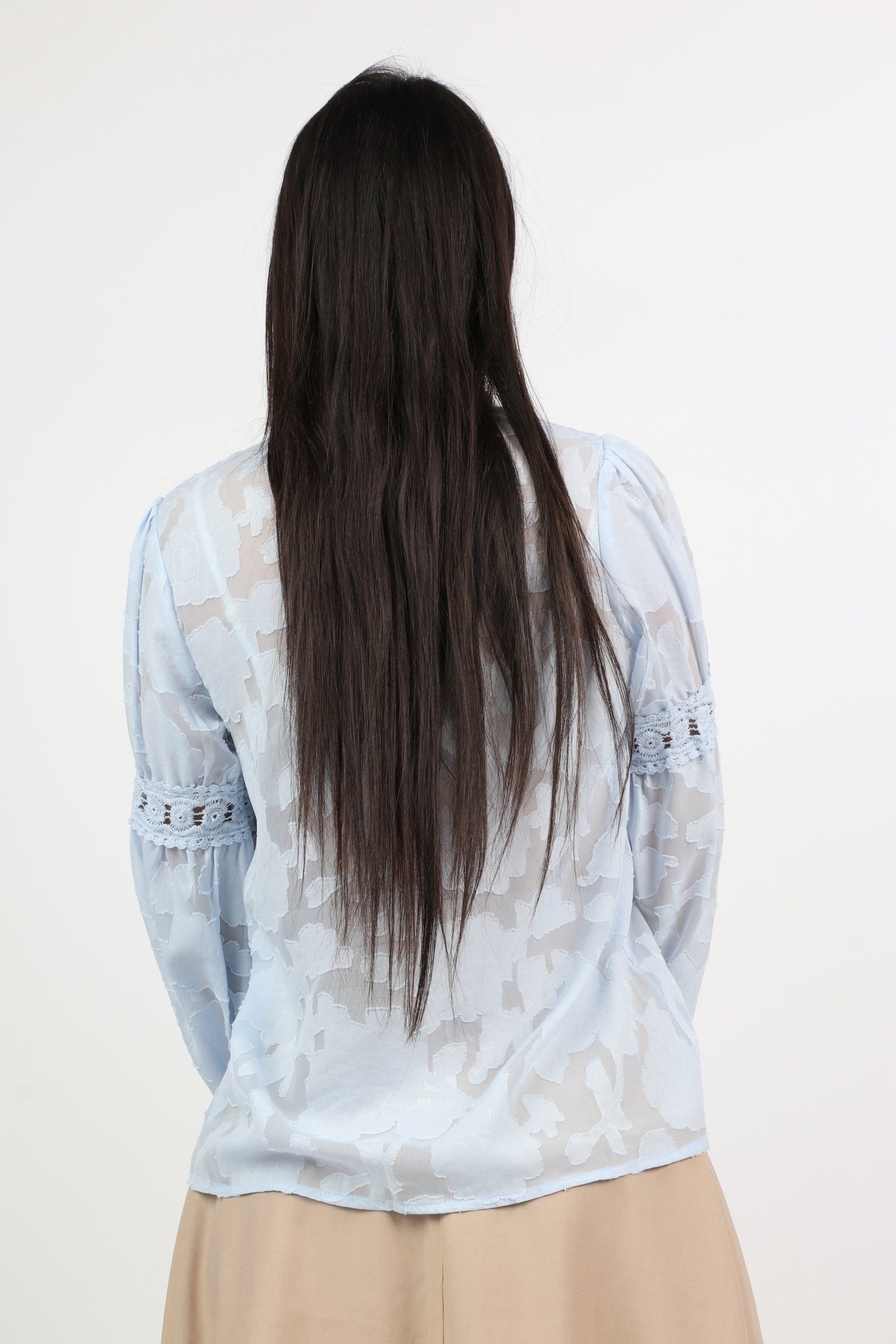 نتشي بلوزة بأكمام طويلة مطرزة علي الصدر