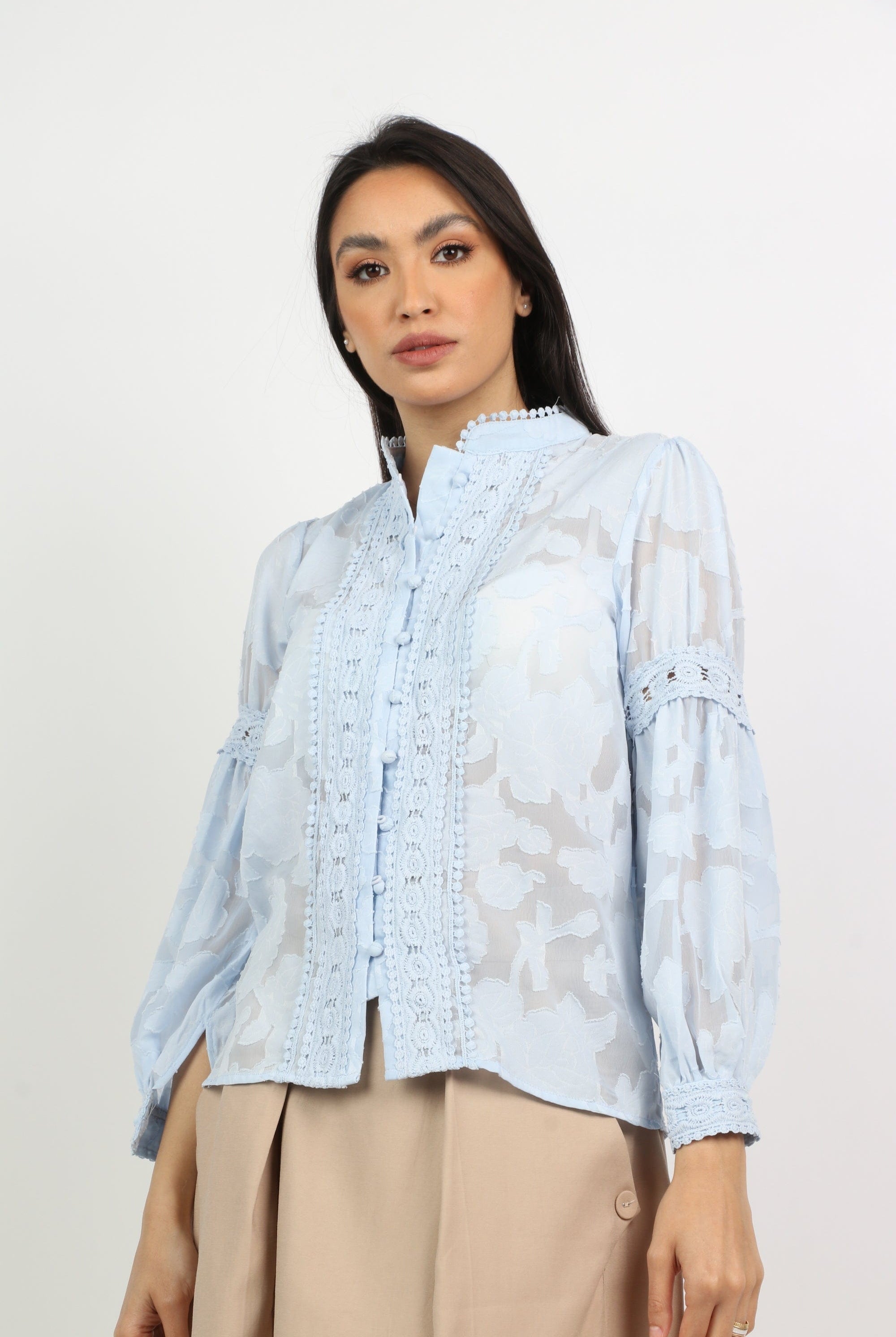 نتشي بلوزة بأكمام طويلة مطرزة علي الصدر