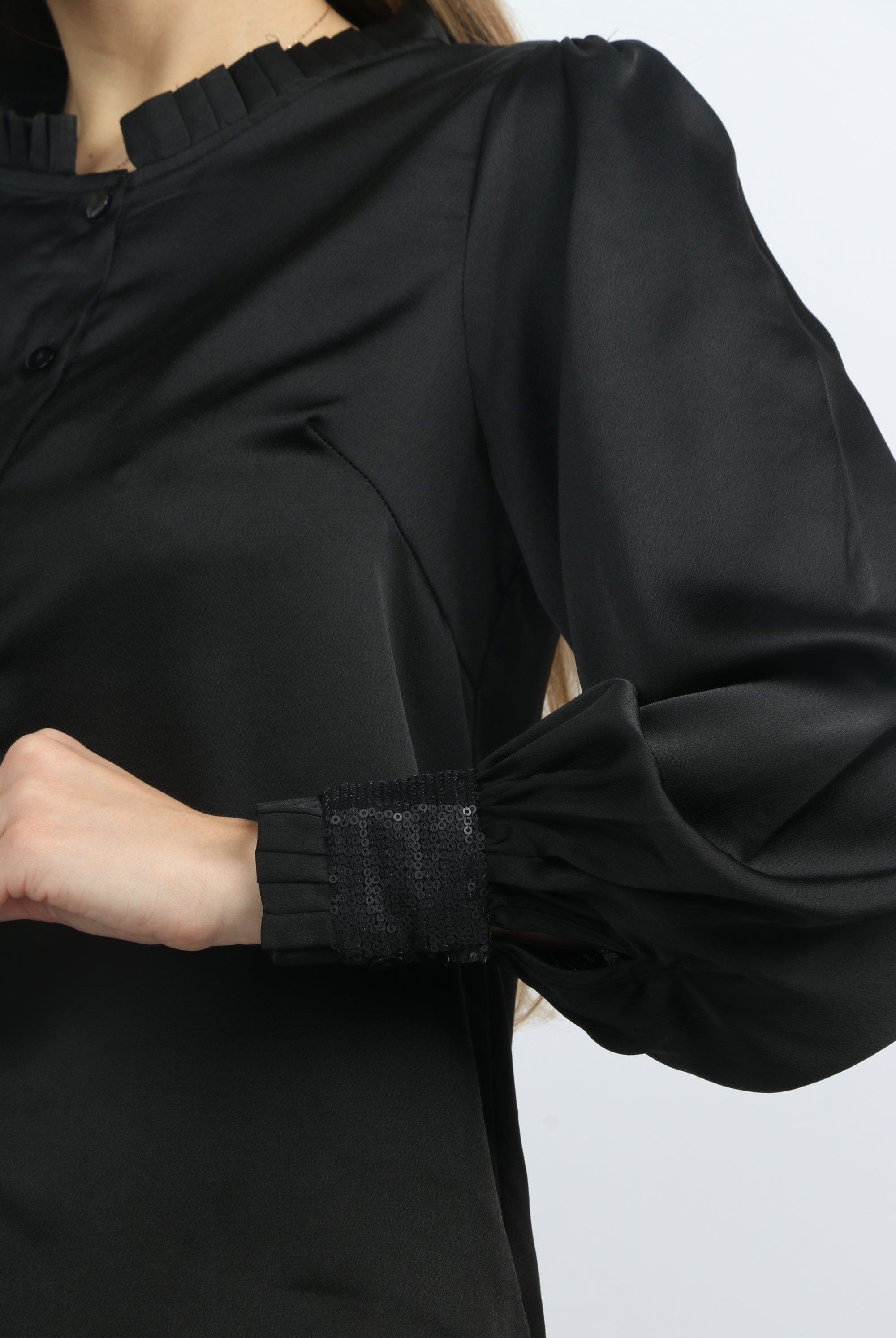 نتشي بلوزة كم طويل سادة بياقة مرتفعة