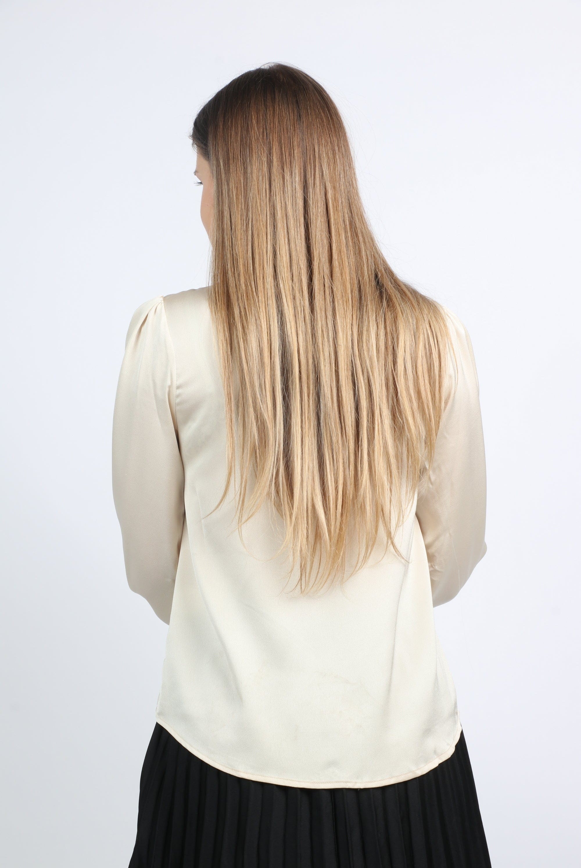 نتشي بلوزة كم طويل سادة بياقة مرتفعة