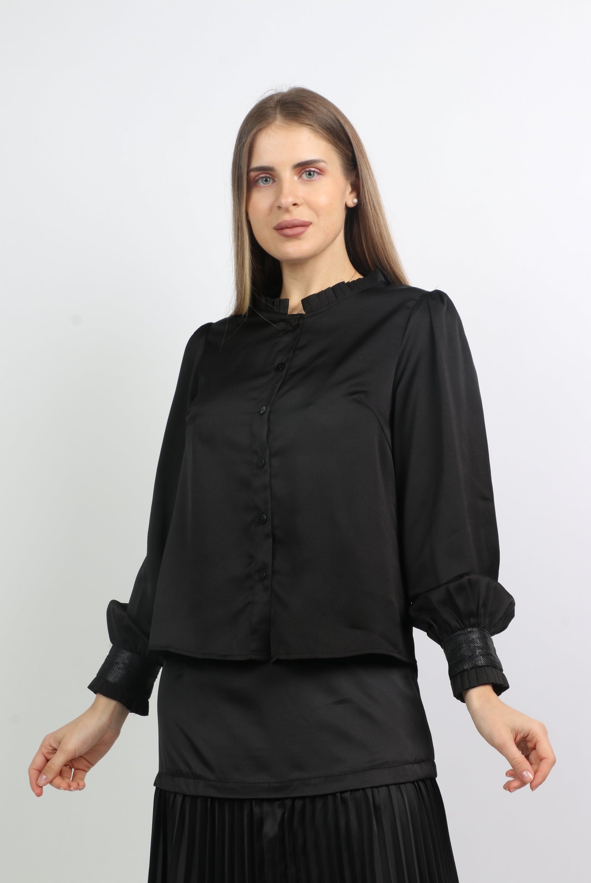 نتشي بلوزة كم طويل سادة بياقة مرتفعة