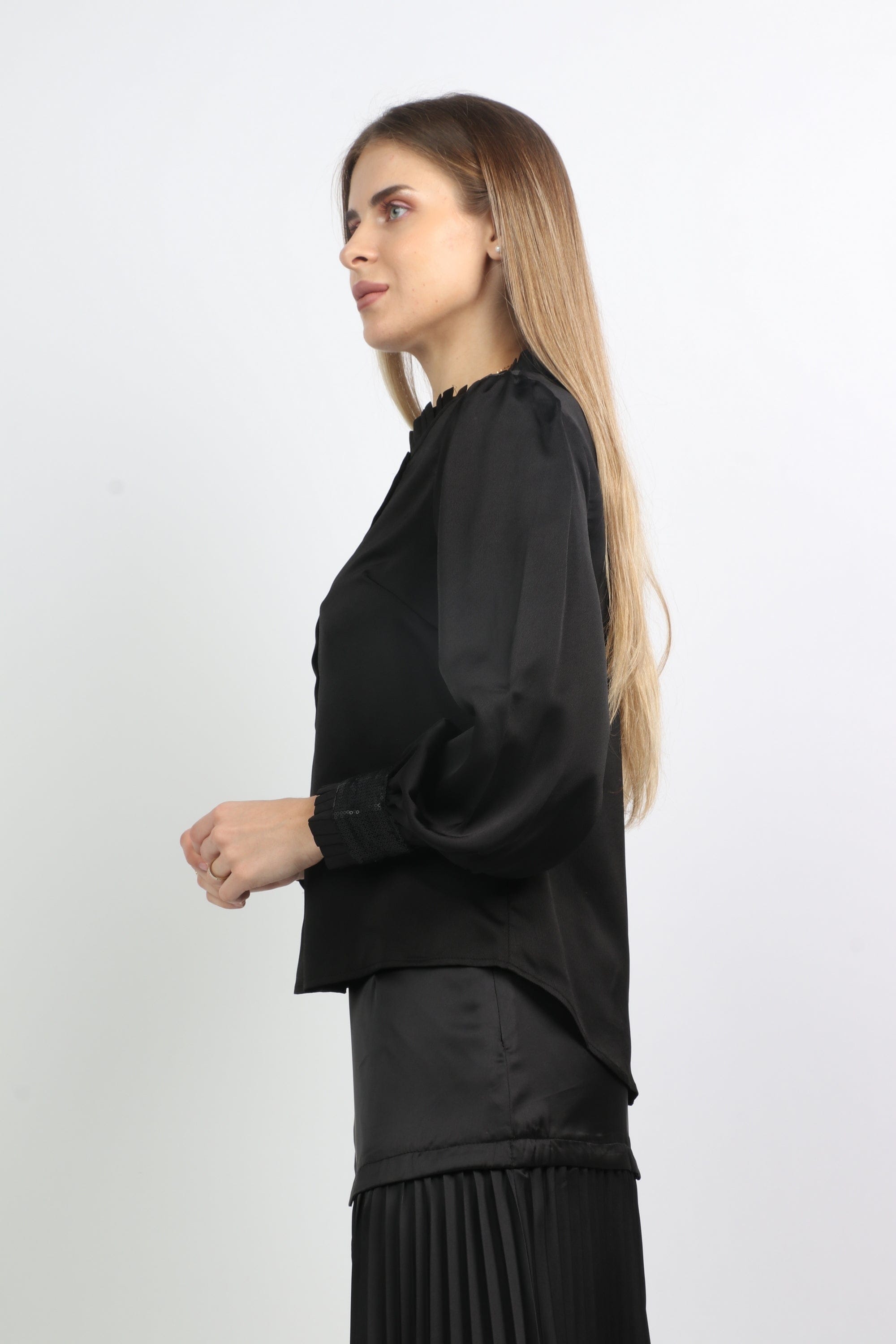 نتشي بلوزة كم طويل سادة بياقة مرتفعة