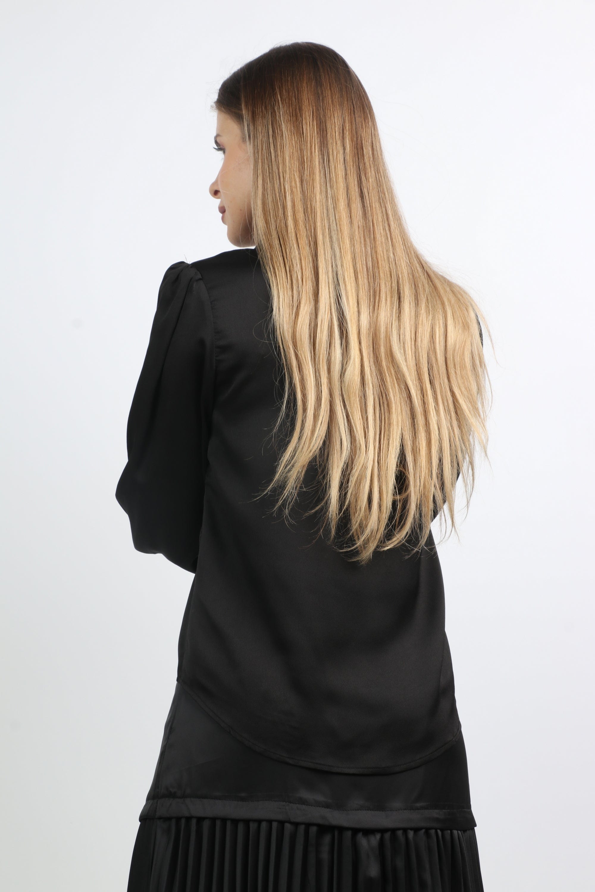 نتشي بلوزة كم طويل سادة بياقة مرتفعة