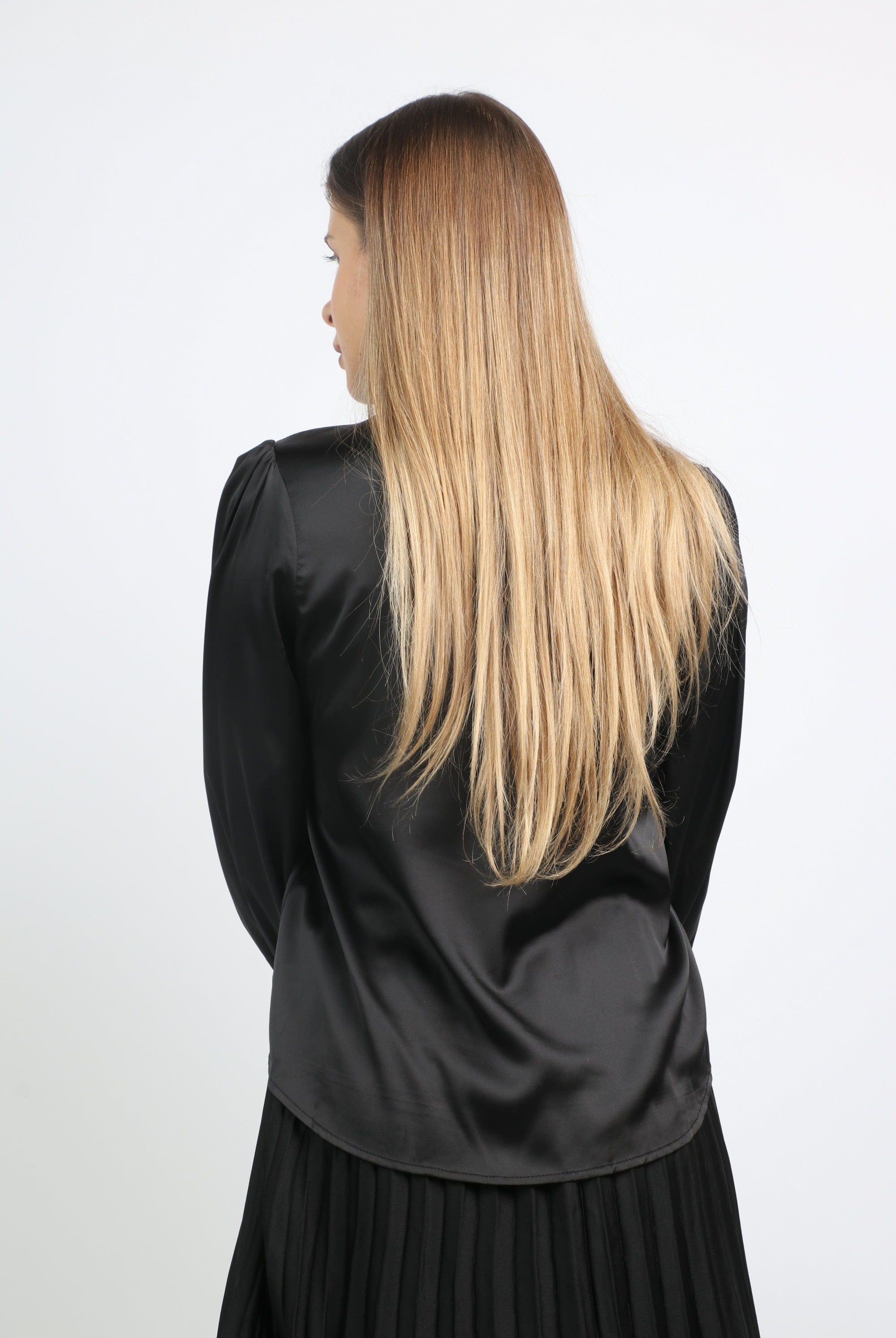 نتشي بلوزة سادة ستان كم طويل بف نسائي