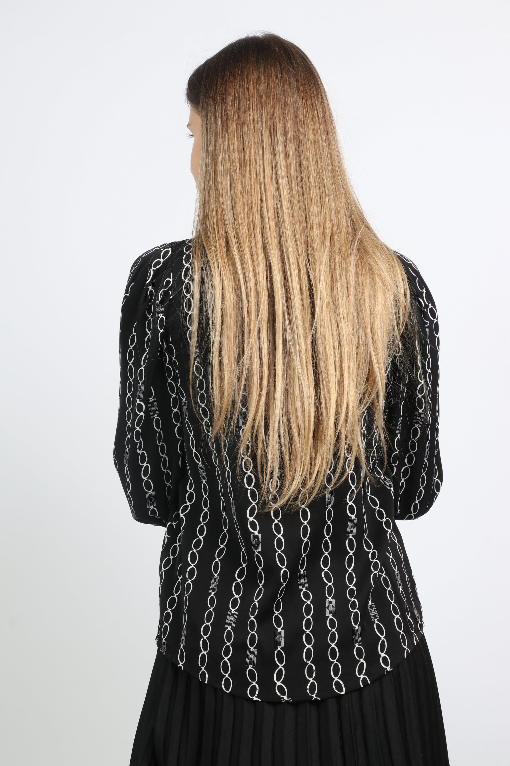 نتشي بلوزة منقوشة كم طويل