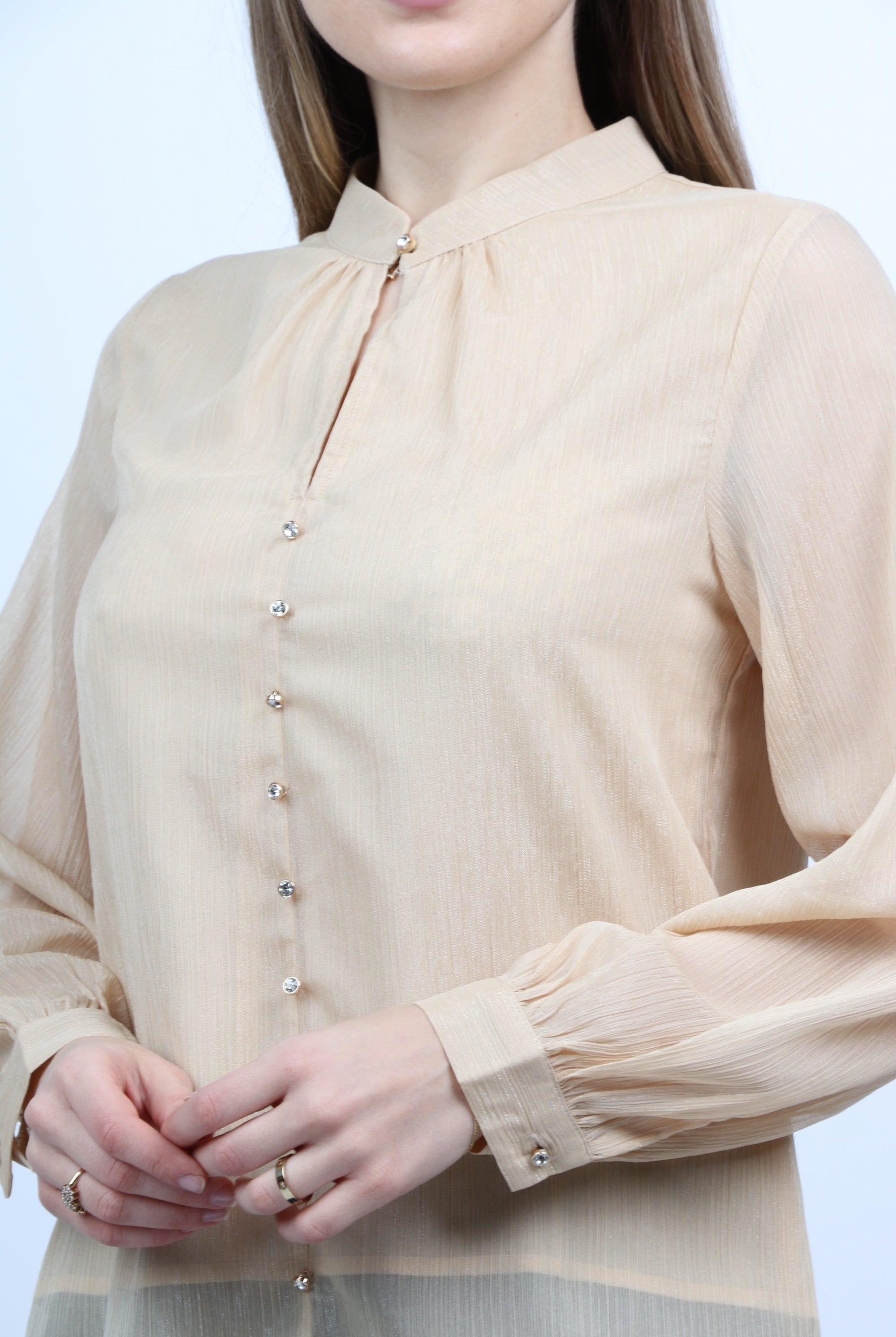 نتشي بلوزة طويلة بأكمام وياقة دائرية مزين بأزرار أمامية