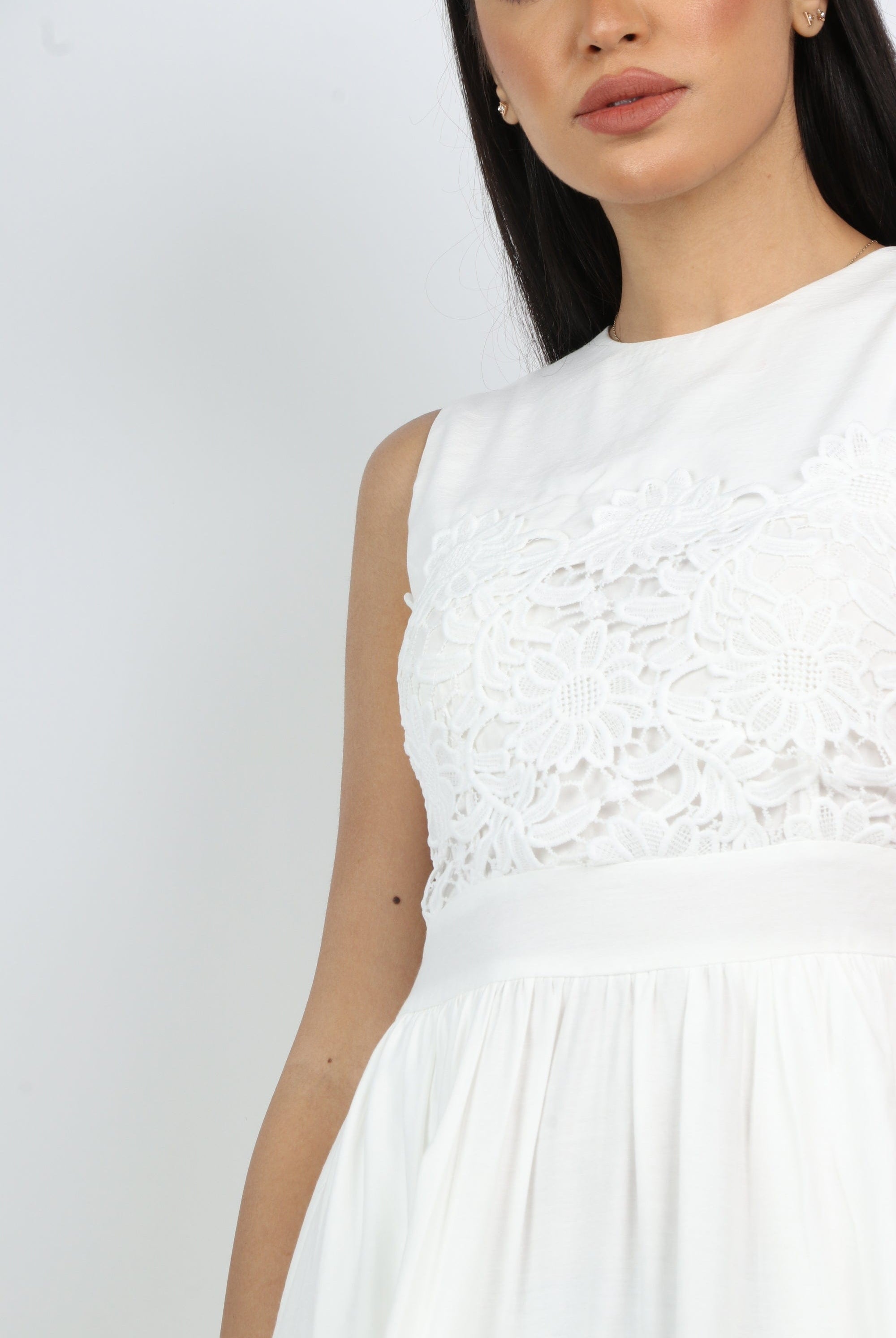 نتشي فستان ميدي رسمي مزين بدانتيل على الصدر بدون كم