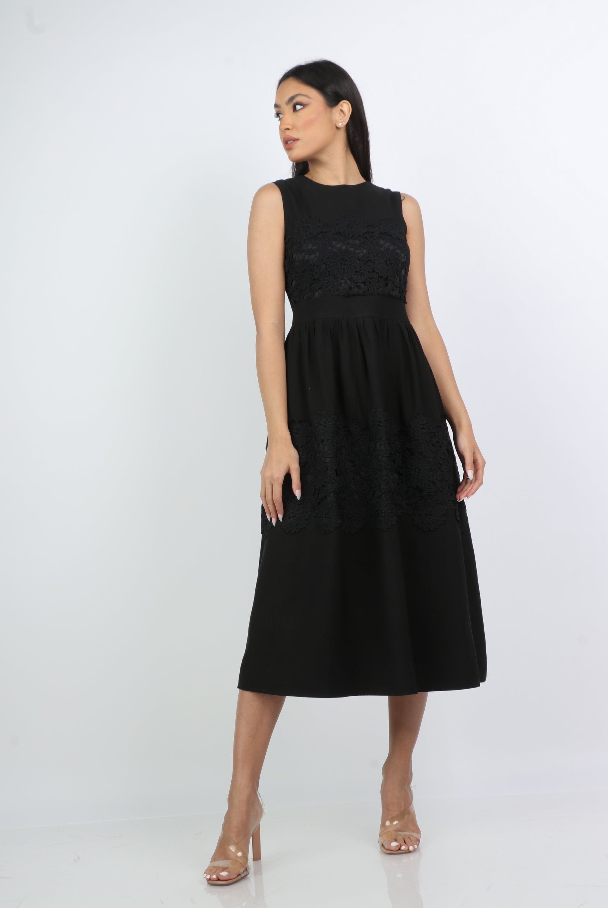 نتشي فستان ميدي رسمي مزين بدانتيل على الصدر بدون كم