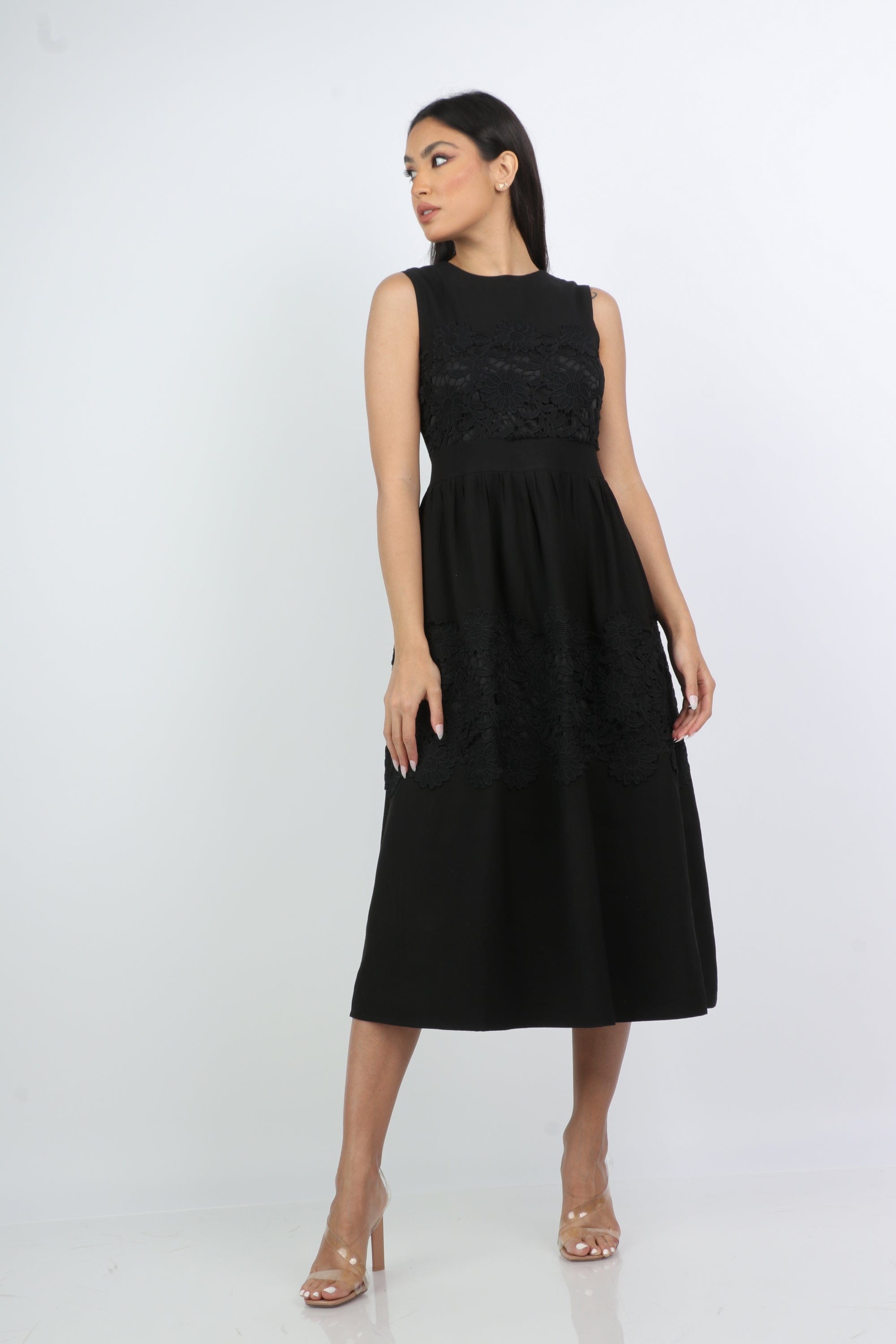 نتشي فستان ميدي رسمي مزين بدانتيل على الصدر بدون كم