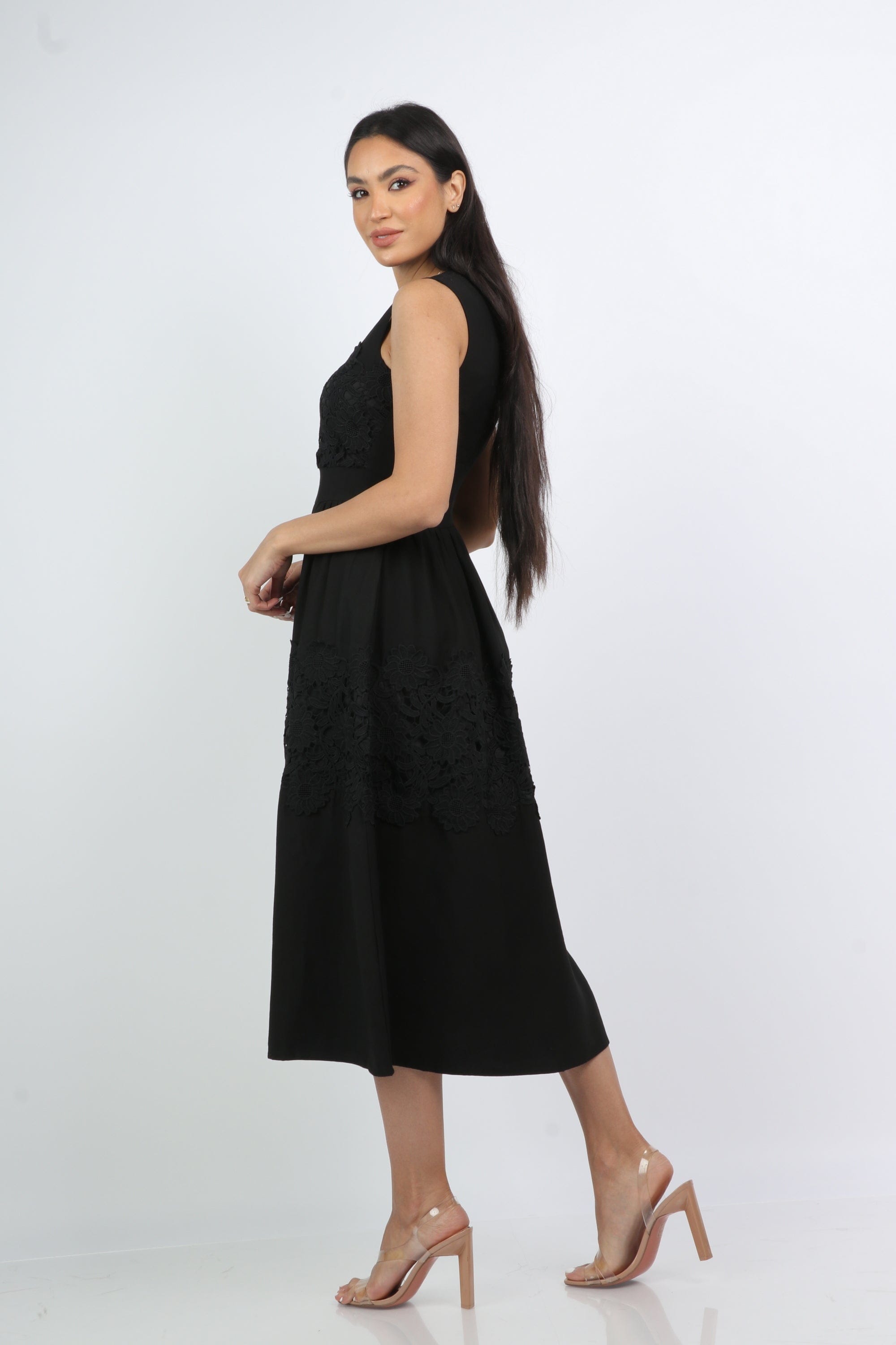 نتشي فستان ميدي رسمي مزين بدانتيل على الصدر بدون كم