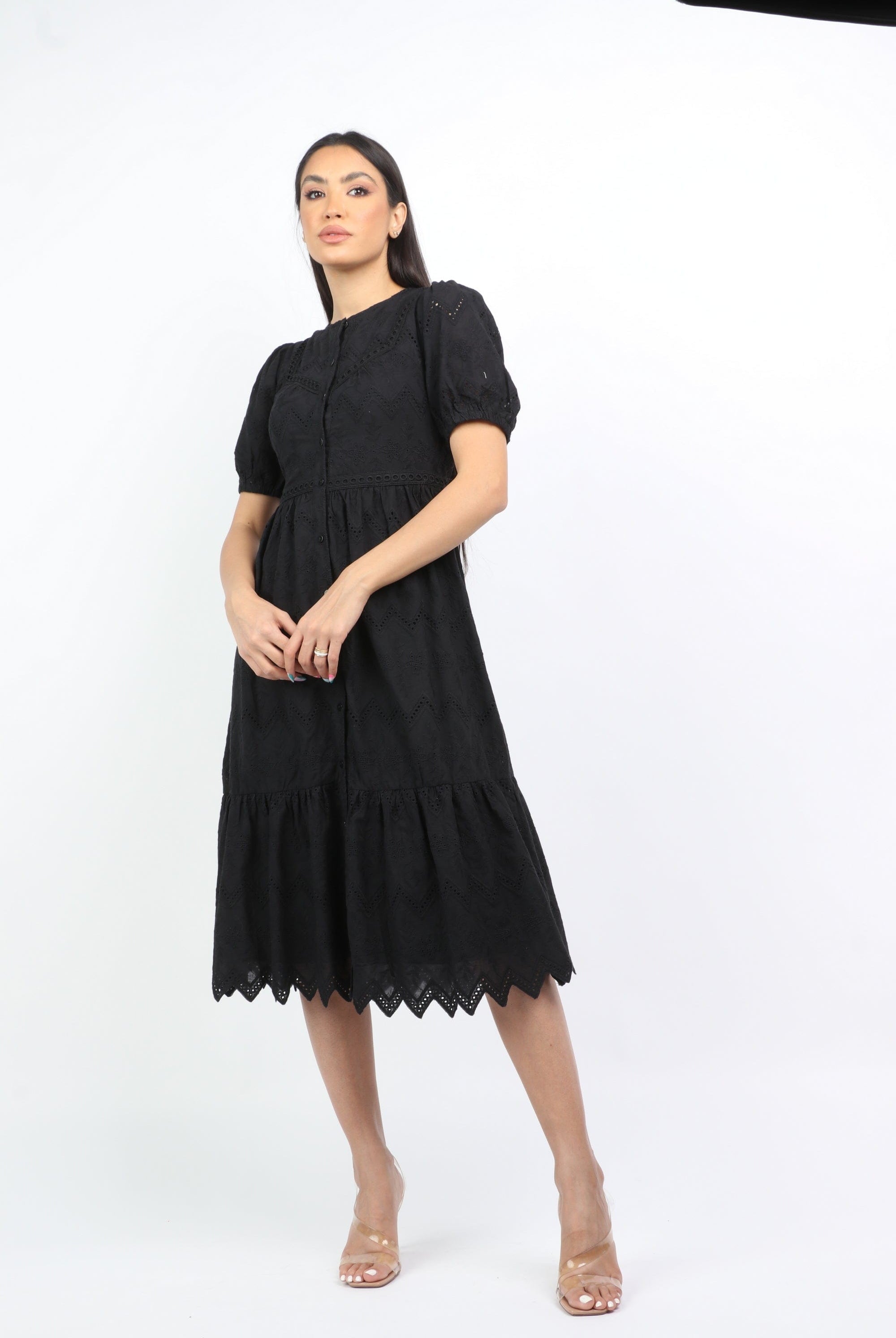 نتشي فستان ميدي مخرم بكم قصير