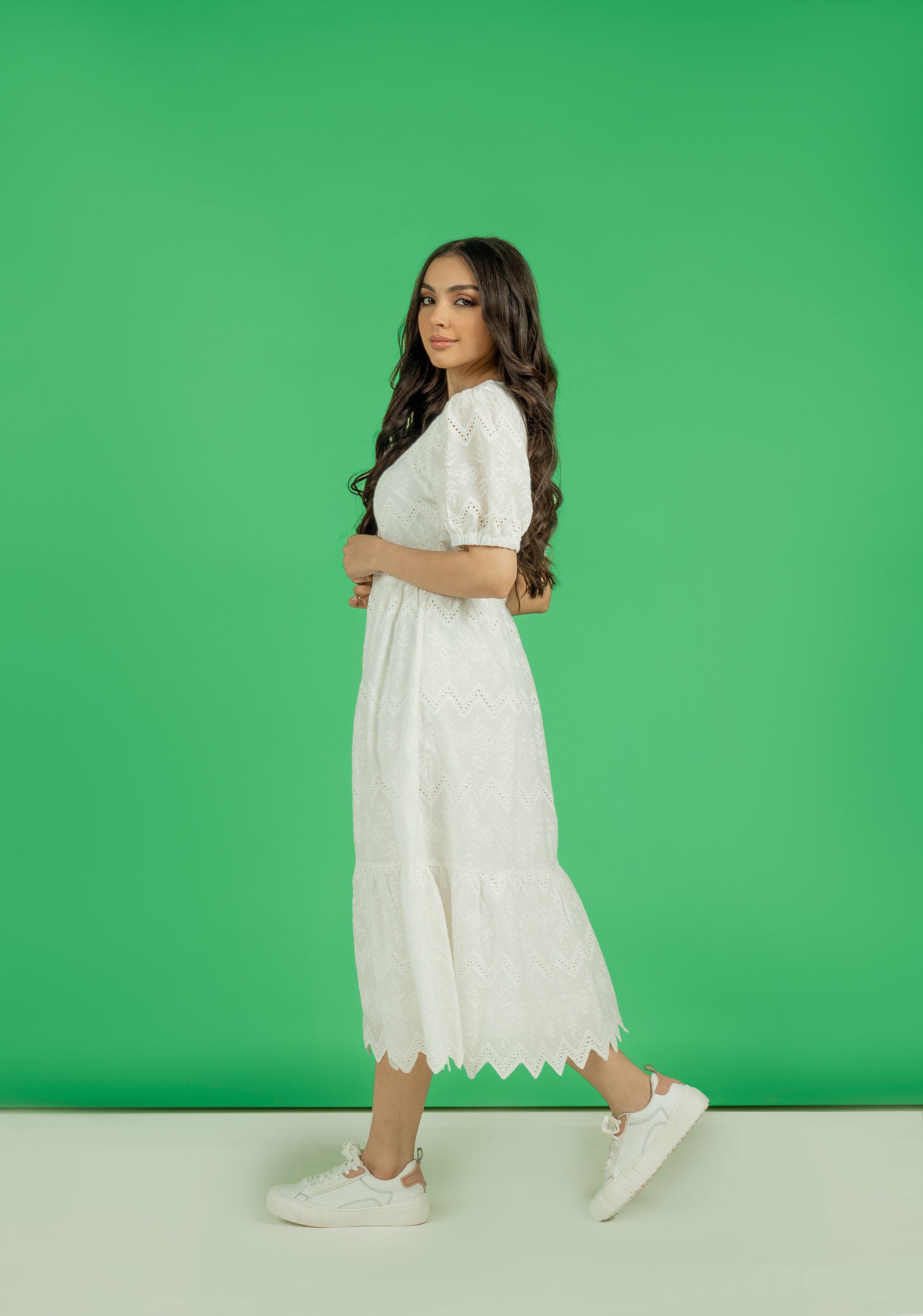 نتشي فستان ميدي مخرم بكم قصير