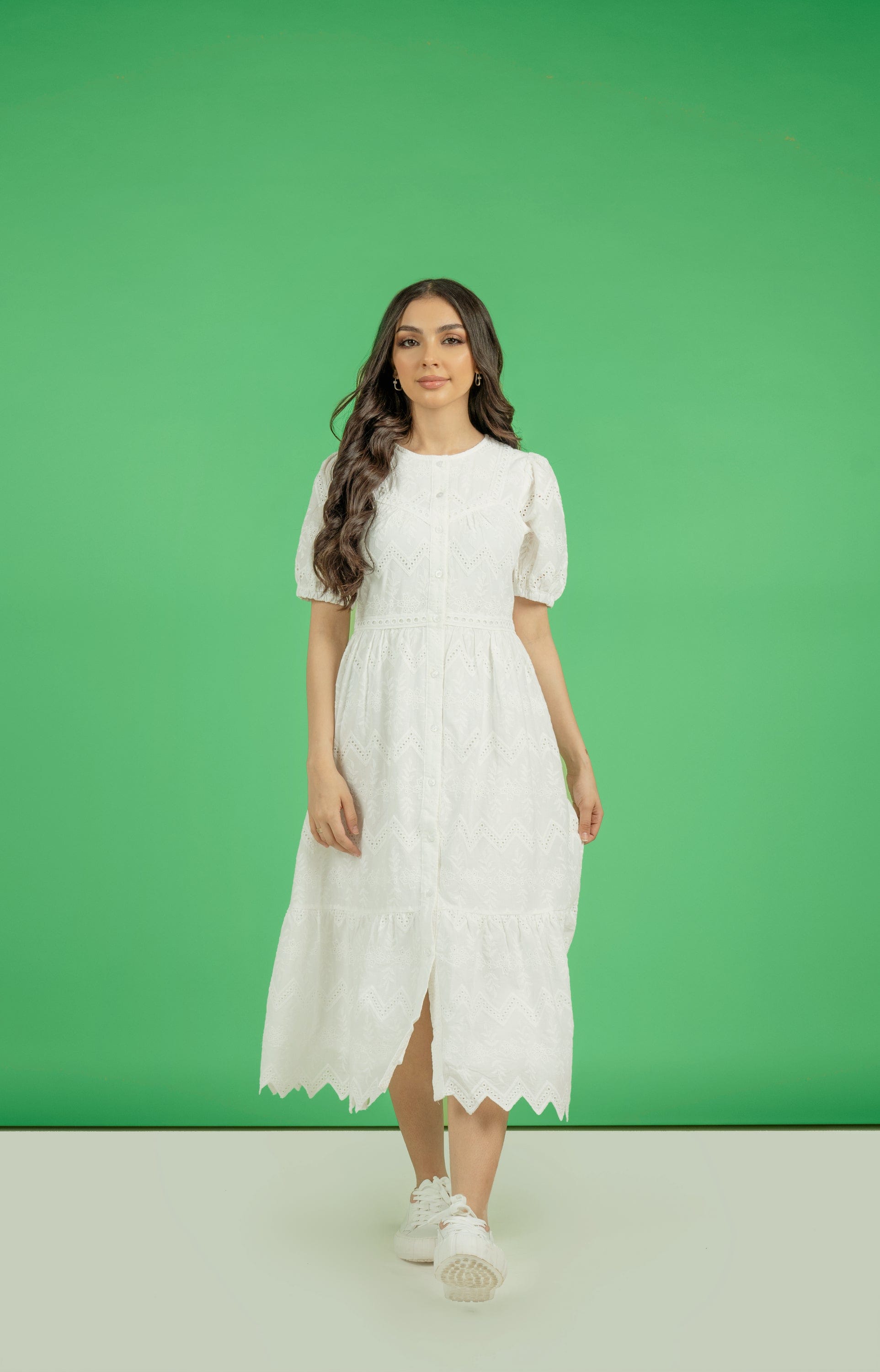 نتشي فستان ميدي مخرم بكم قصير