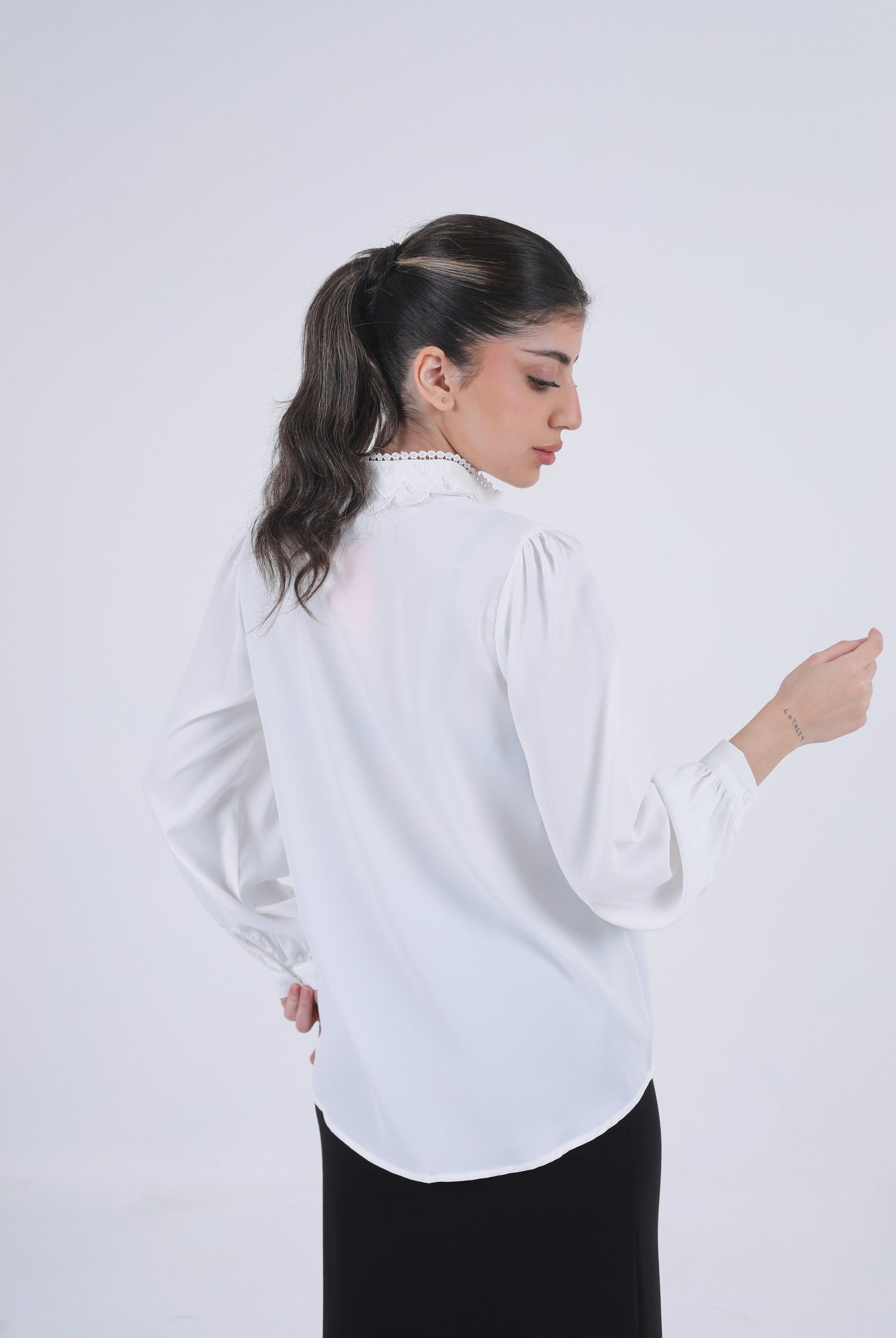 نتشي قميص فضفاض بياقة دانتيل كم طويل نسائي