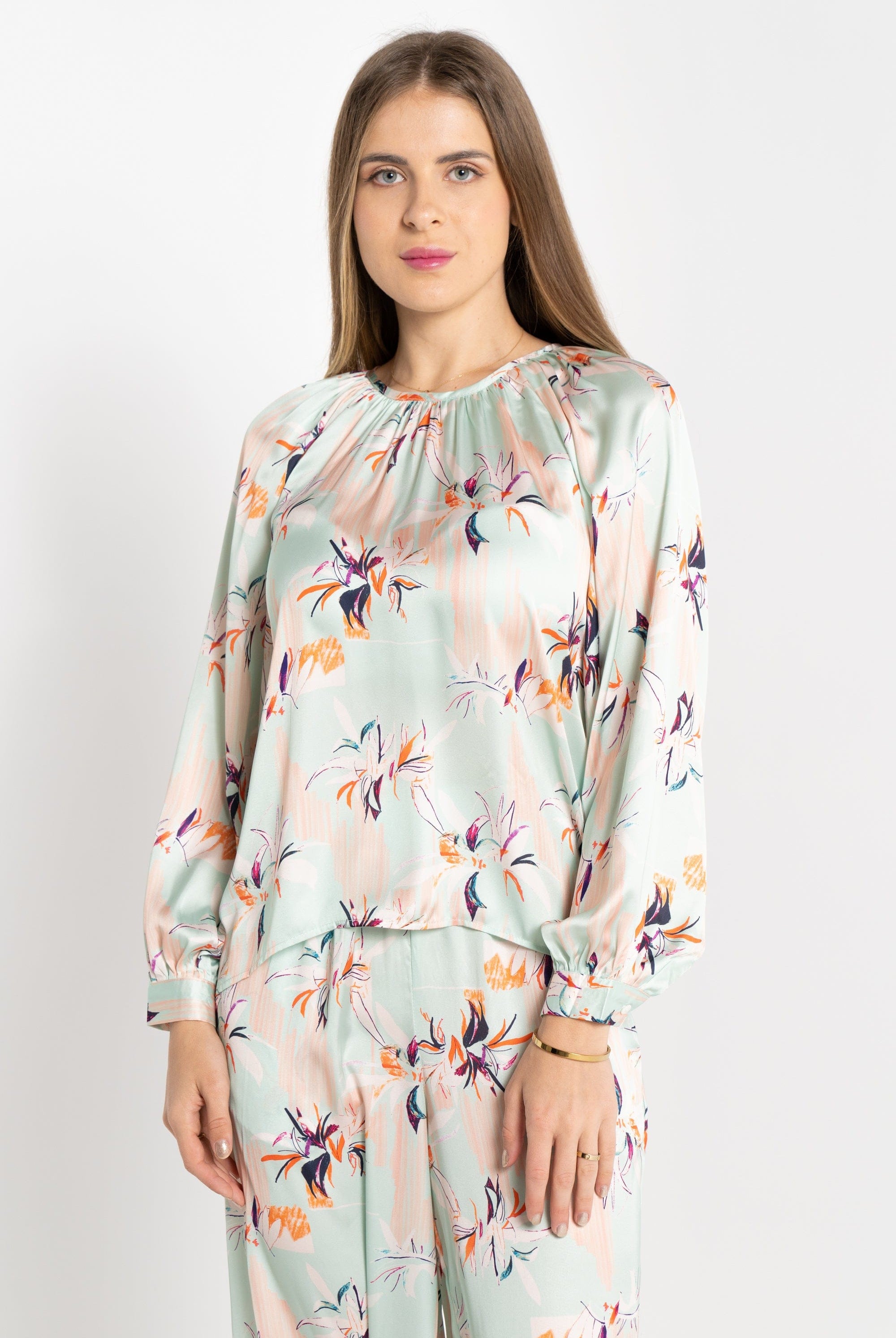 نتشي بلوزة كم طويل مشجرة بياقة دائرية