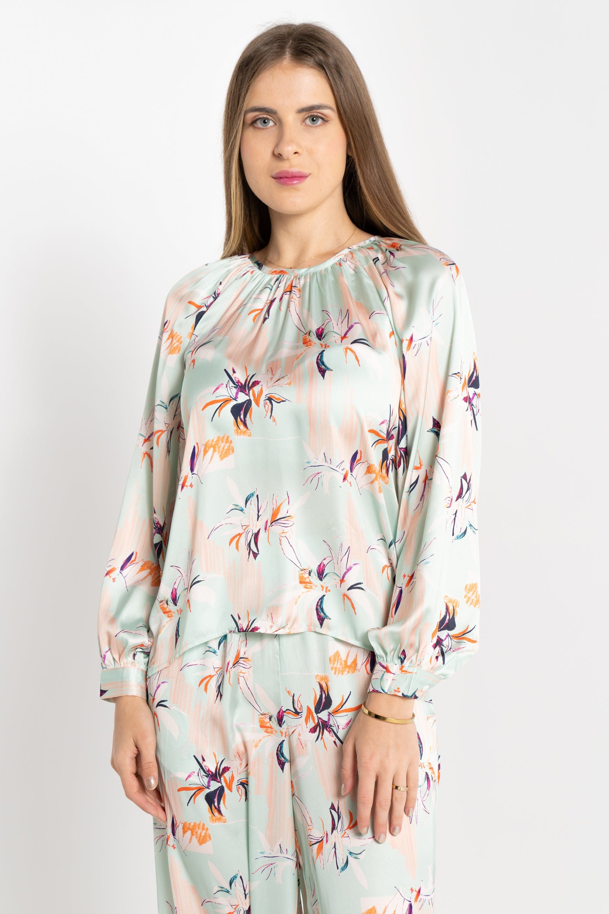 نتشي بلوزة كم طويل مشجرة بياقة دائرية