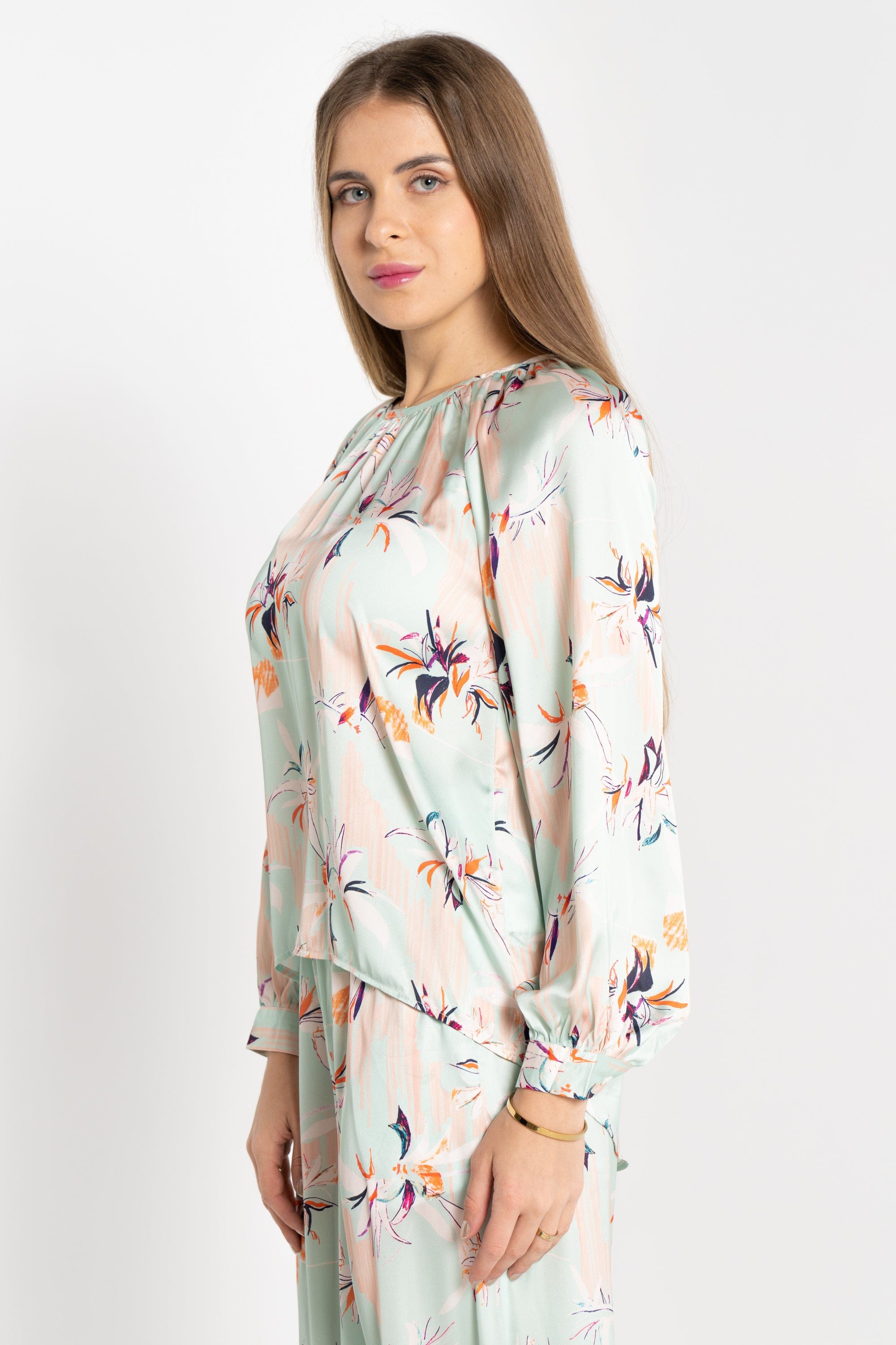 نتشي بلوزة كم طويل مشجرة بياقة دائرية