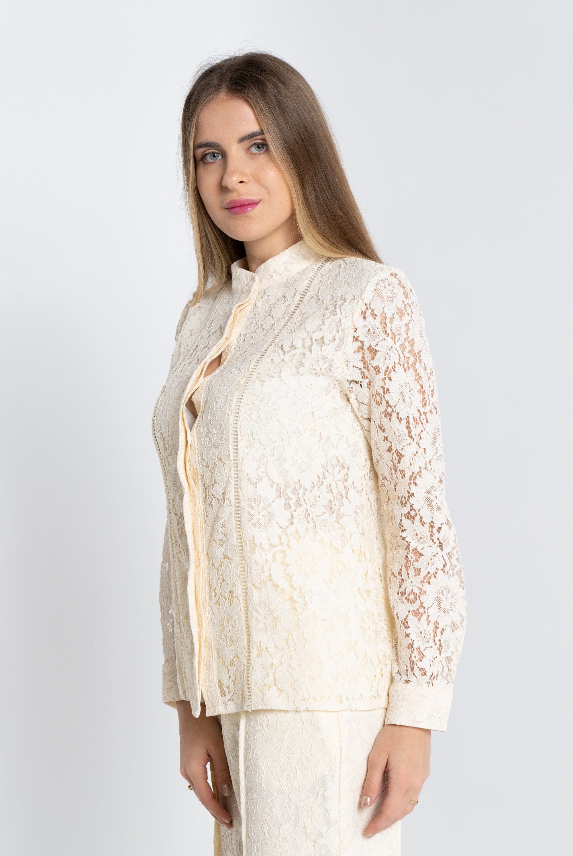 نتشي بلوزة نسائية مشجرة بأزرار أمامية