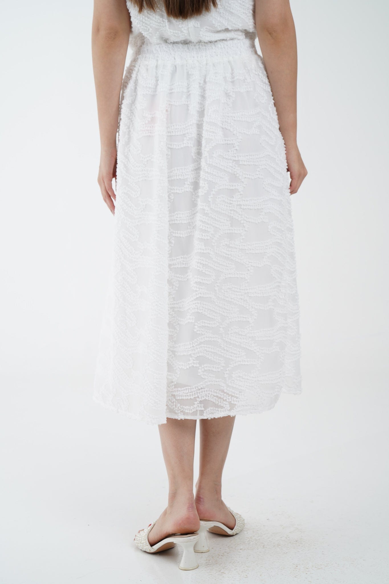 نتشي تنورة ميدي مطرزة بكسرات عريضة