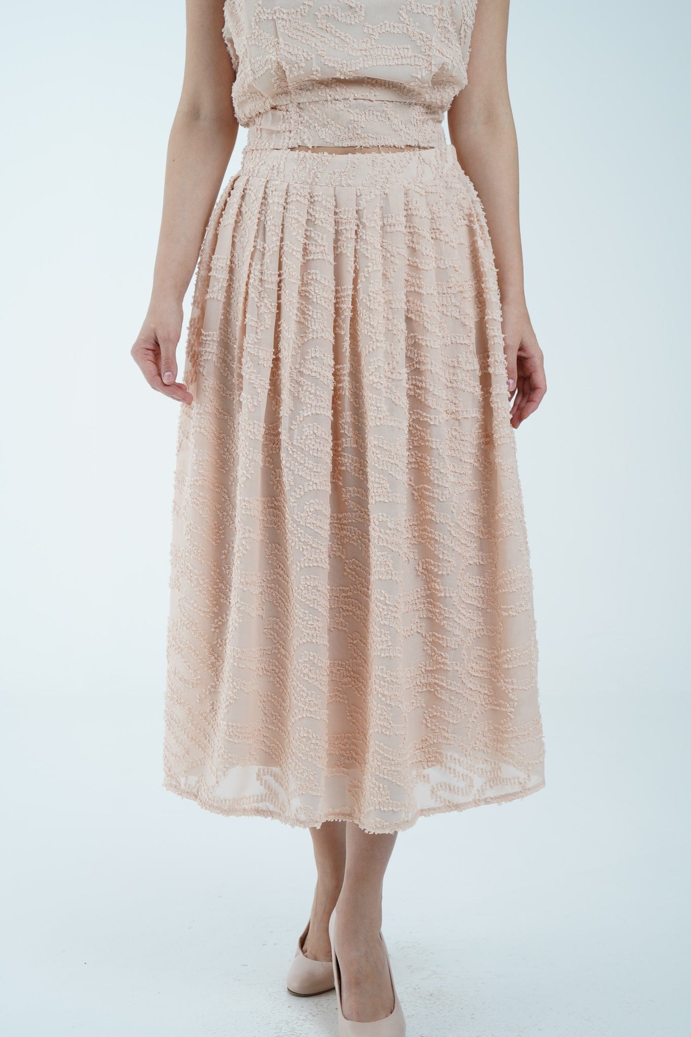 نتشي تنورة ميدي مطرزة بكسرات عريضة