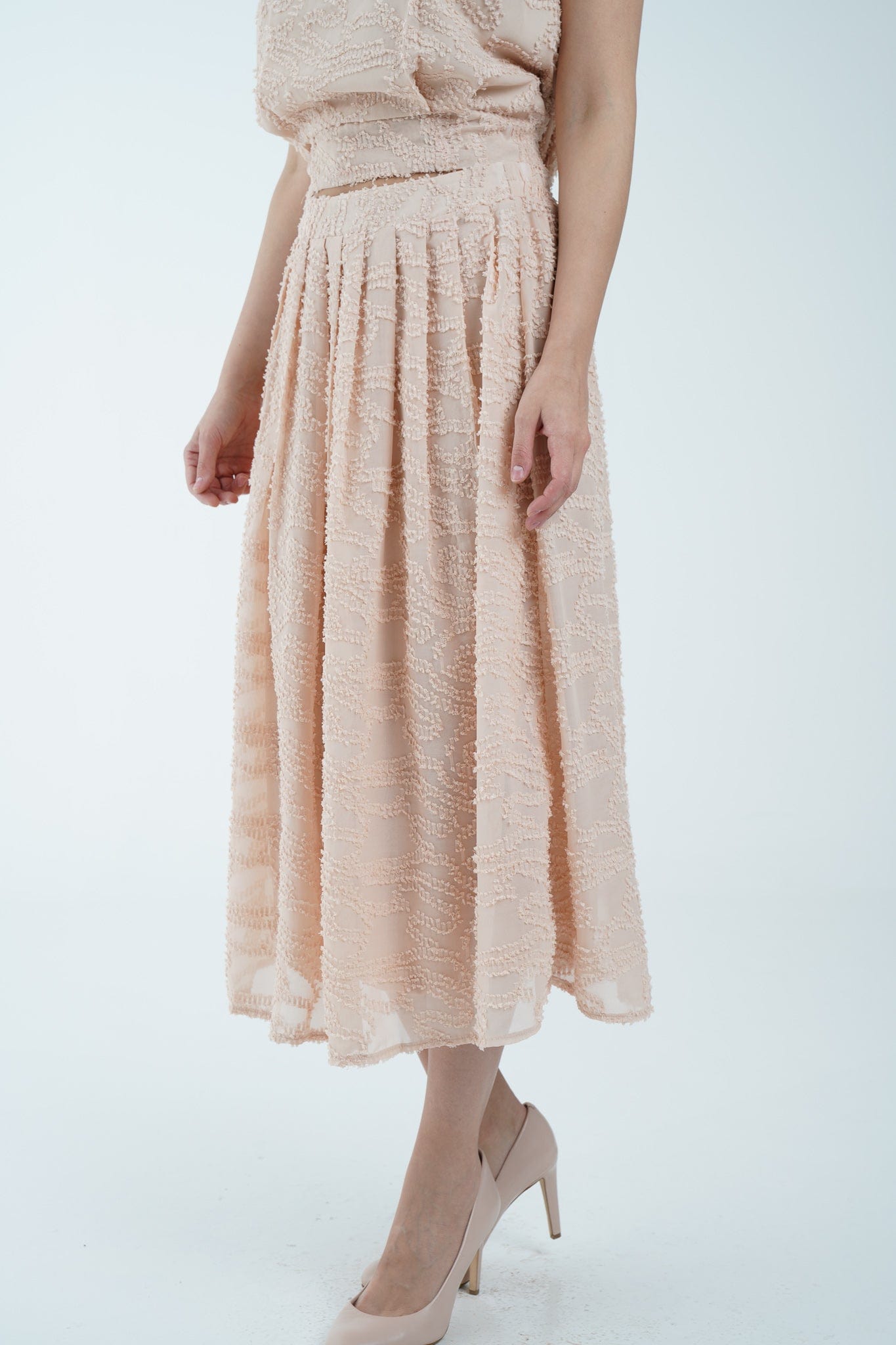 نتشي تنورة ميدي مطرزة بكسرات عريضة