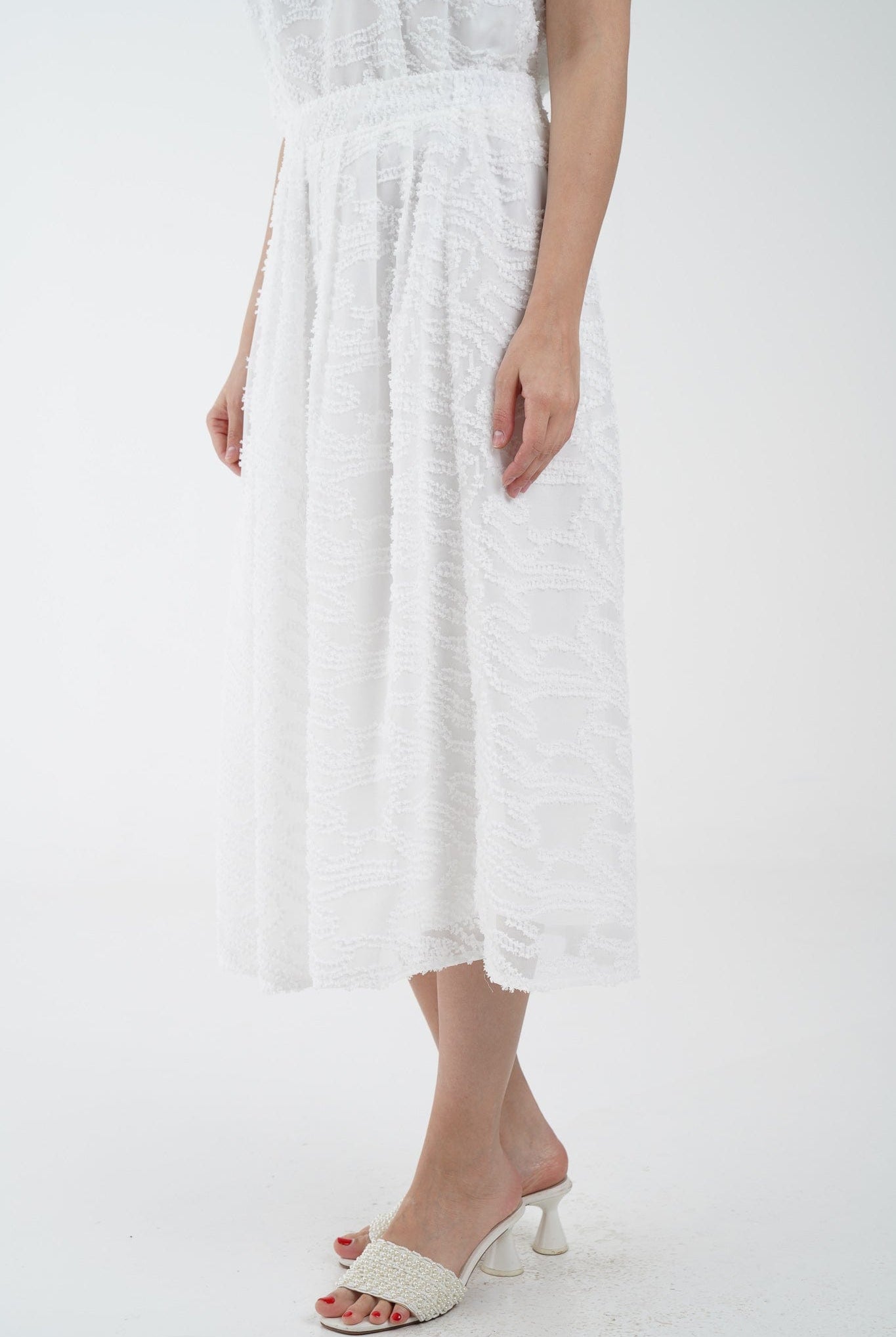 نتشي تنورة ميدي مطرزة بكسرات عريضة