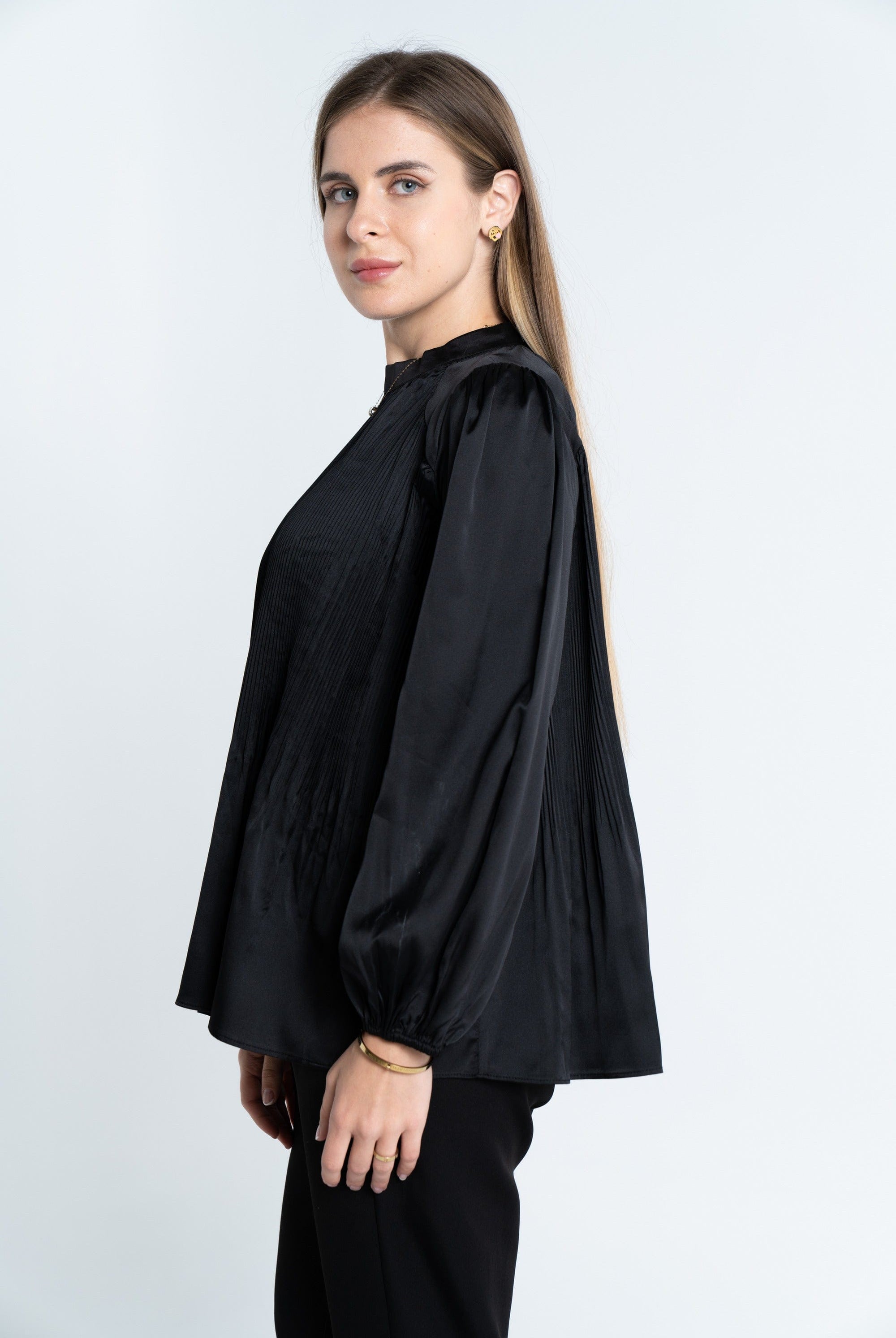 نتشي بلوزة بكسرات ضيقة كم طويل بف نسائي