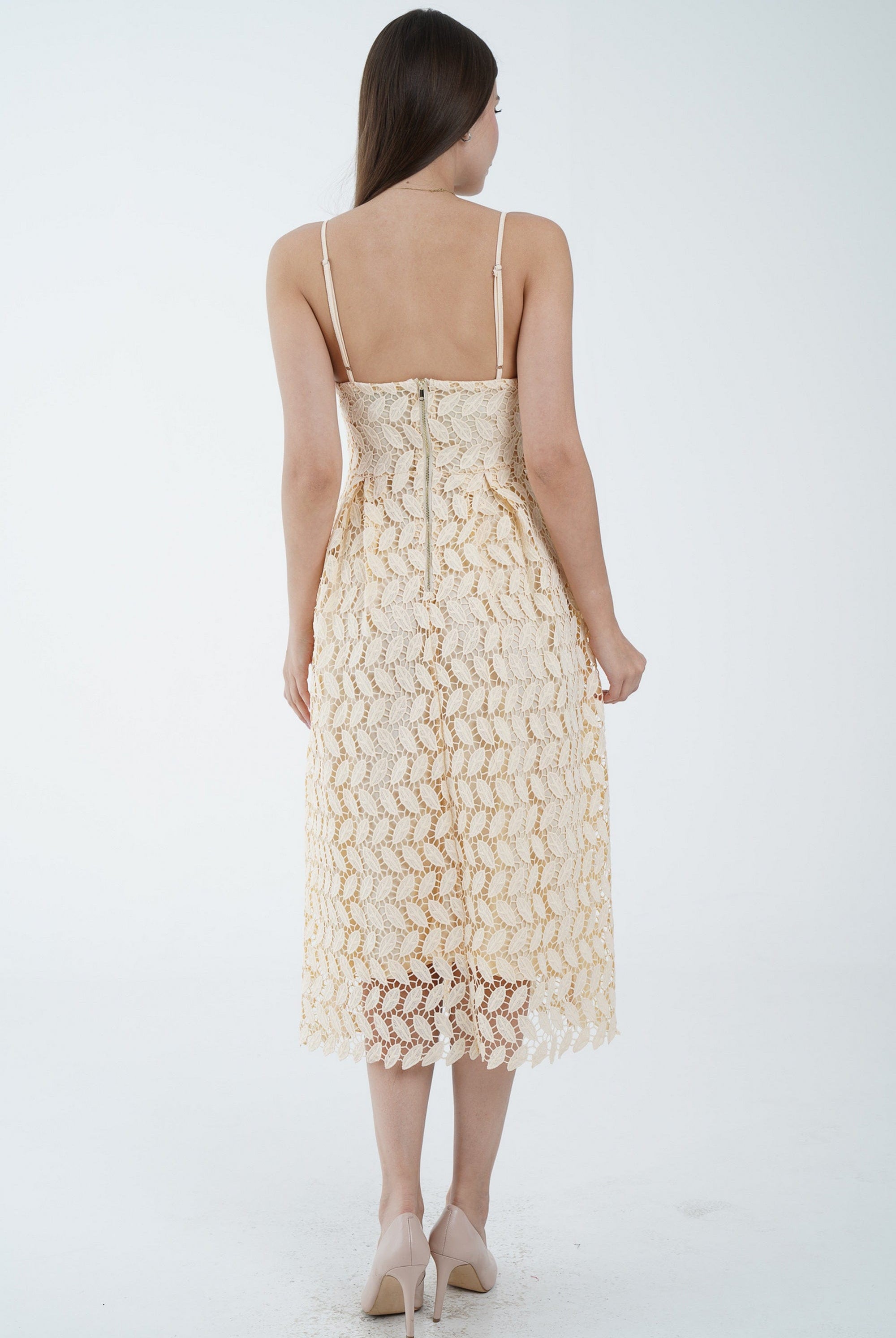 نتشي فستان ميدي بدون أكمام مطرز بحمالات رفيعة