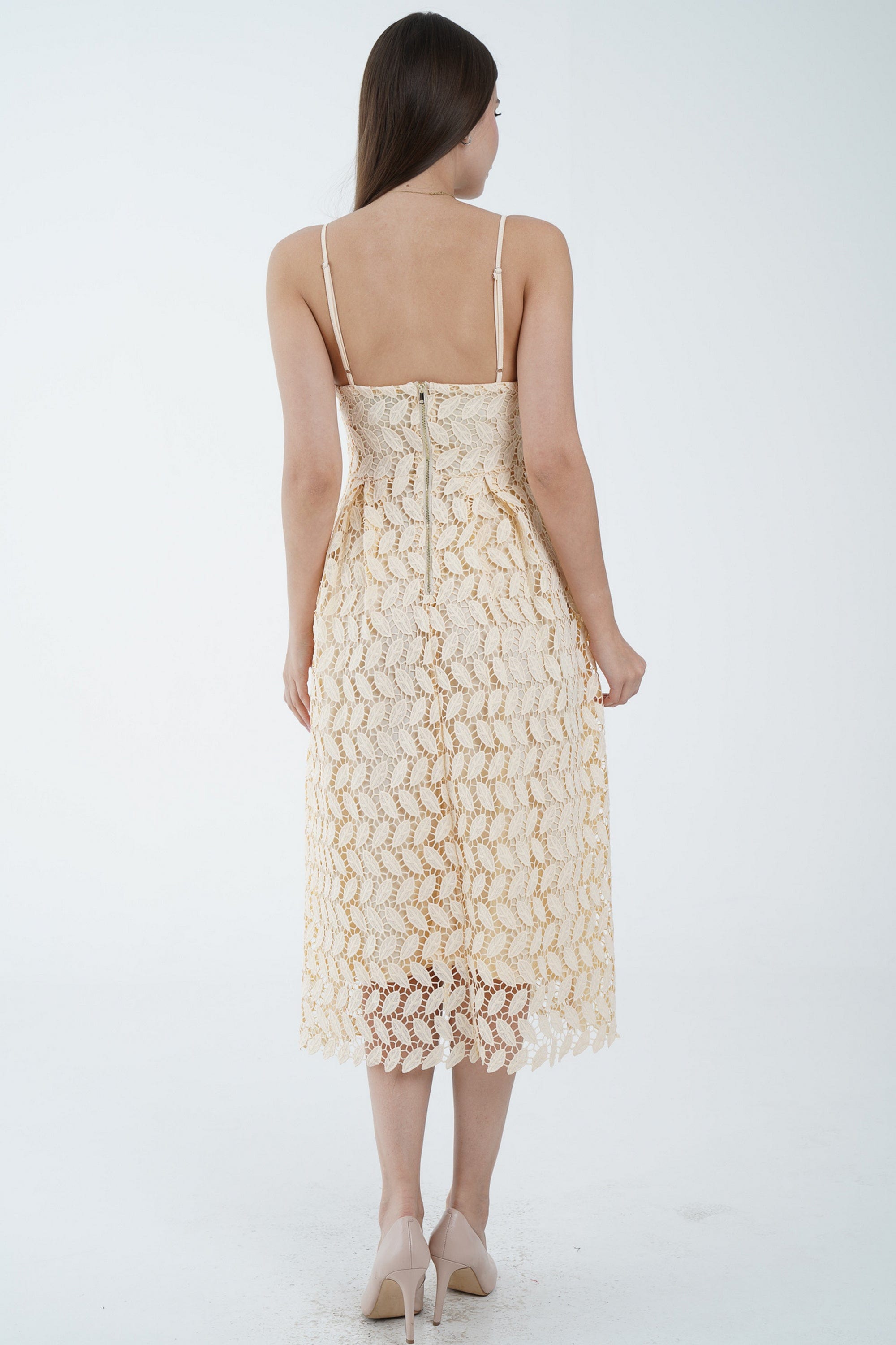 نتشي فستان ميدي بدون أكمام مطرز بحمالات رفيعة