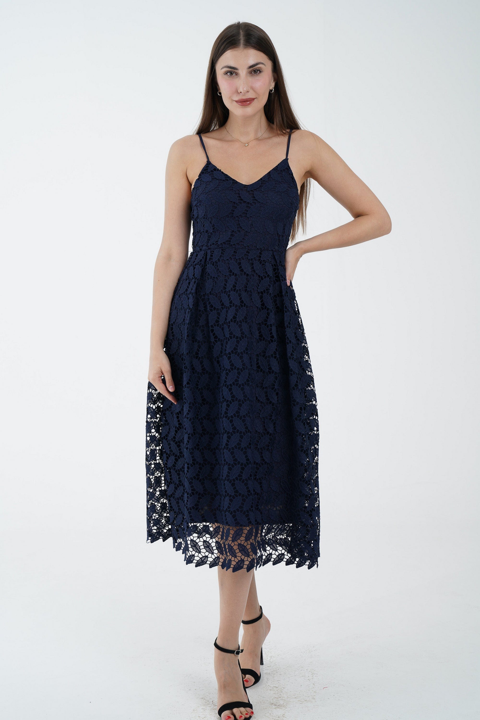 نتشي فستان ميدي بدون أكمام مطرز بحمالات رفيعة