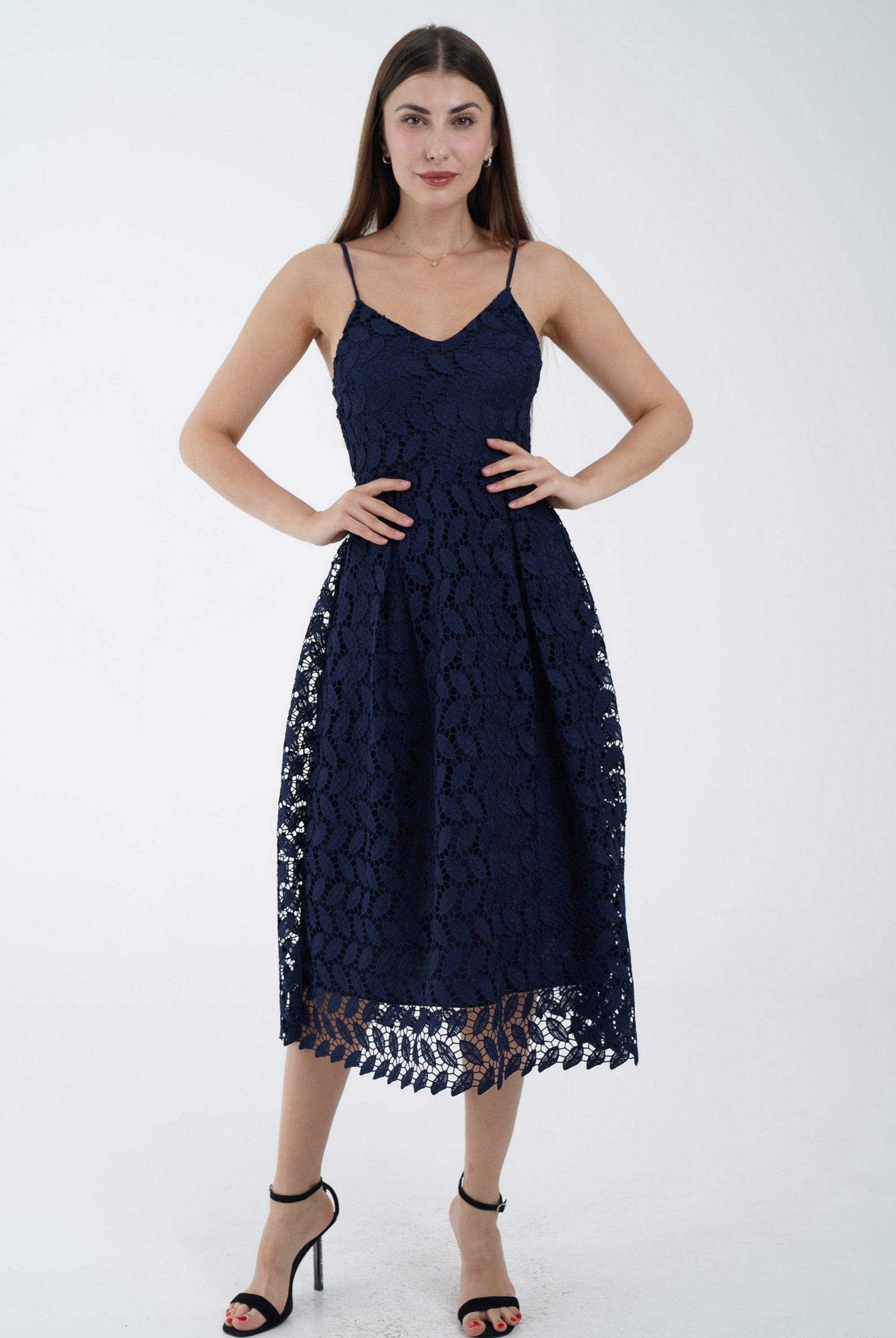 نتشي فستان ميدي بدون أكمام مطرز بحمالات رفيعة