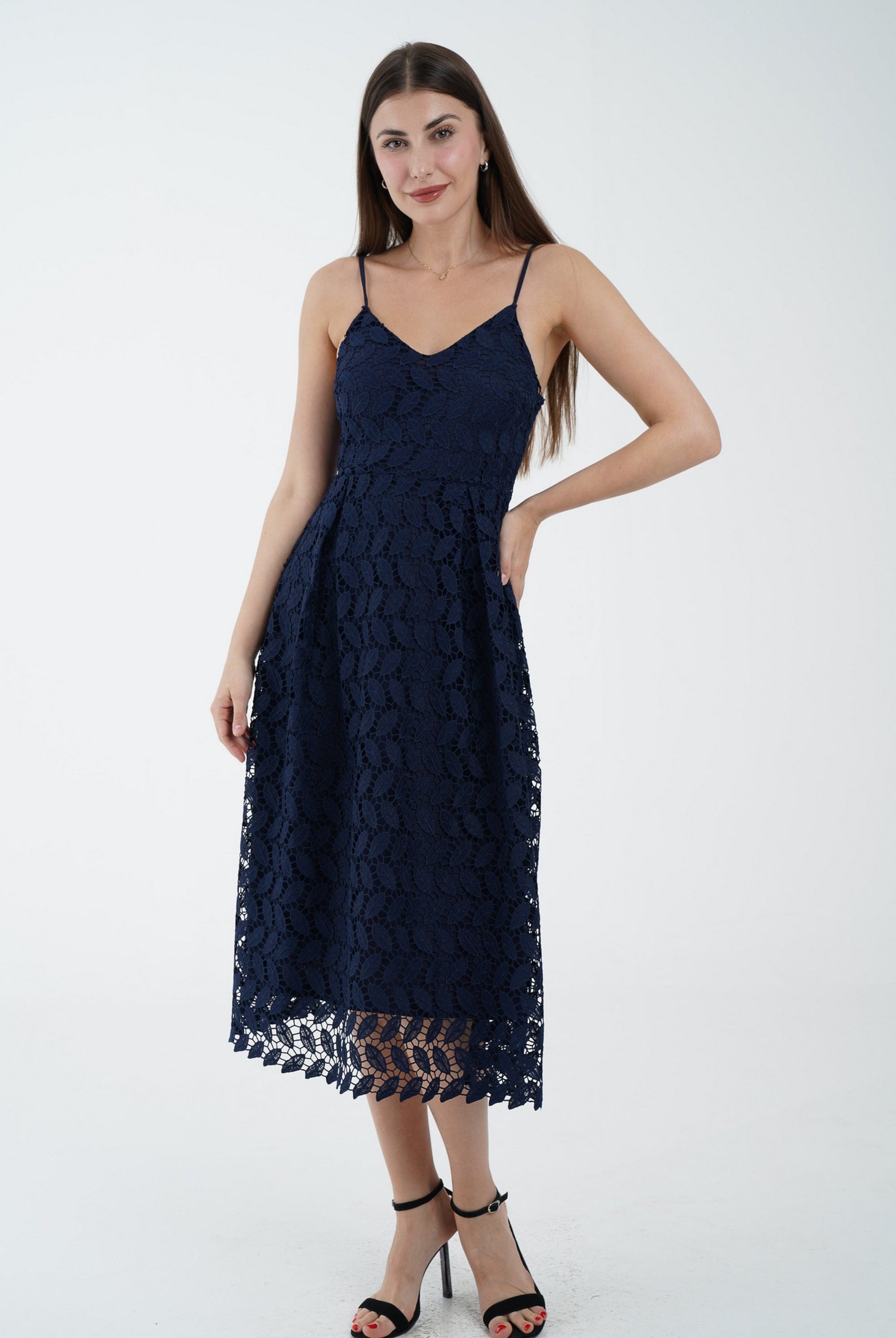 نتشي فستان ميدي بدون أكمام مطرز بحمالات رفيعة