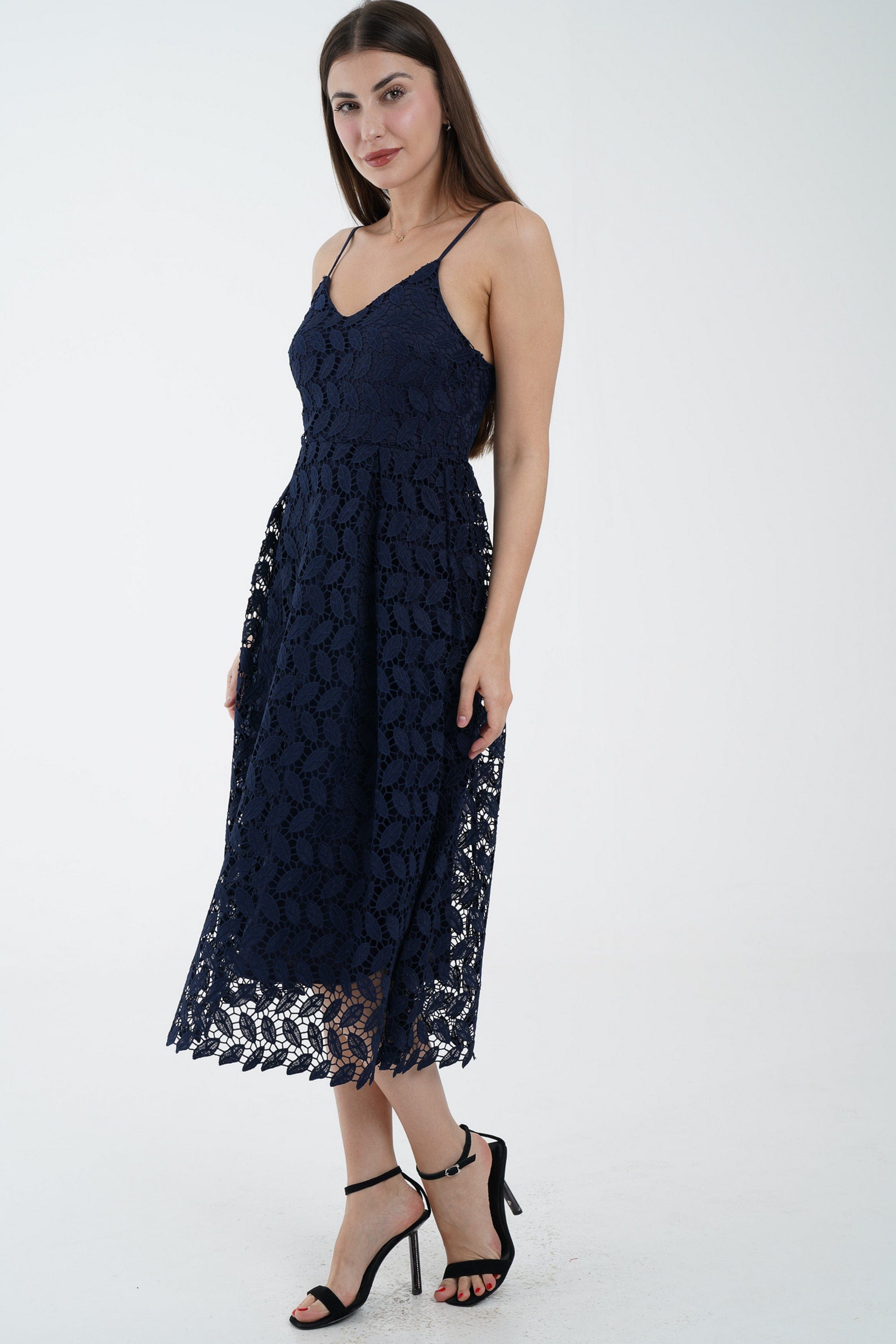 نتشي فستان ميدي بدون أكمام مطرز بحمالات رفيعة