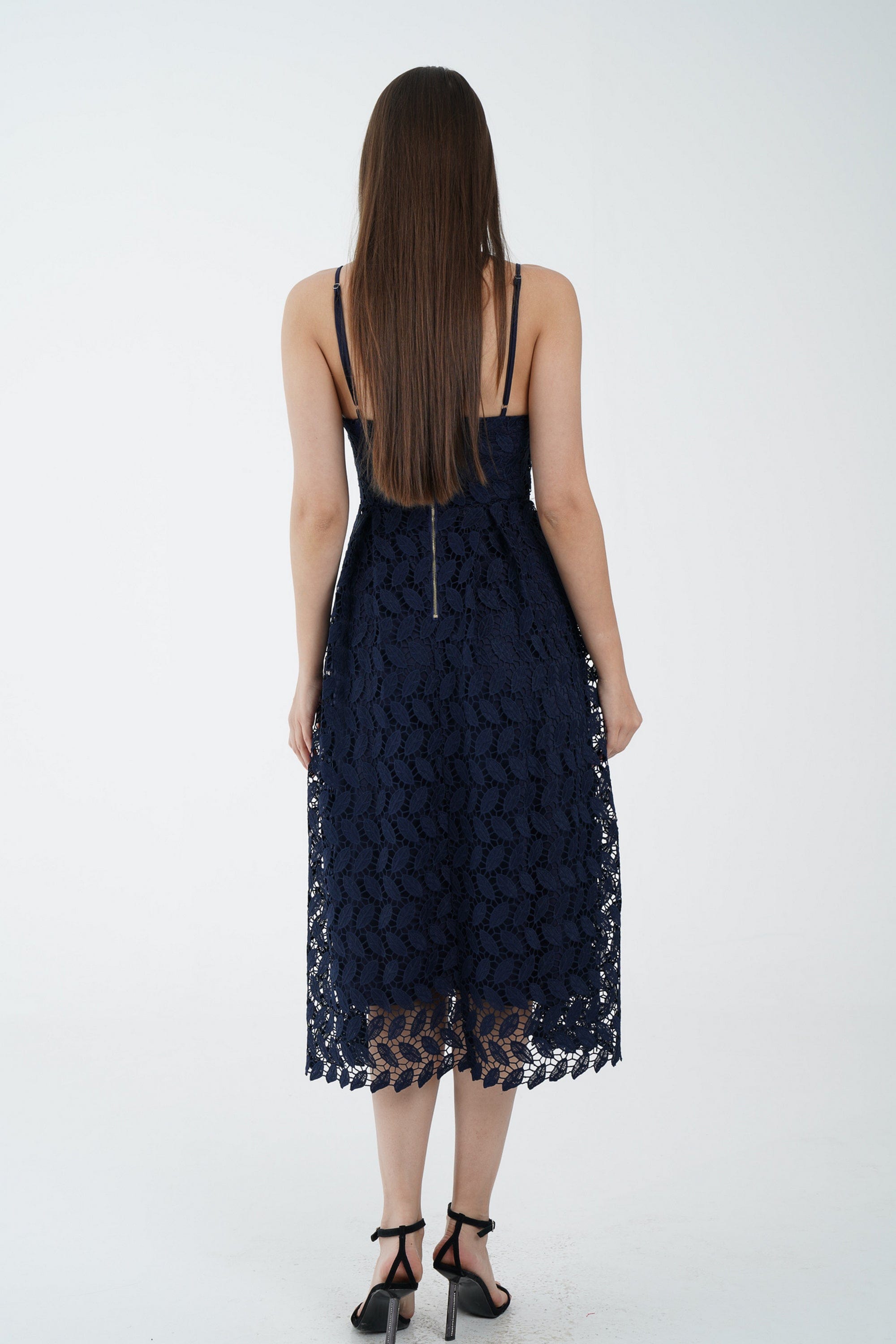 نتشي فستان ميدي بدون أكمام مطرز بحمالات رفيعة