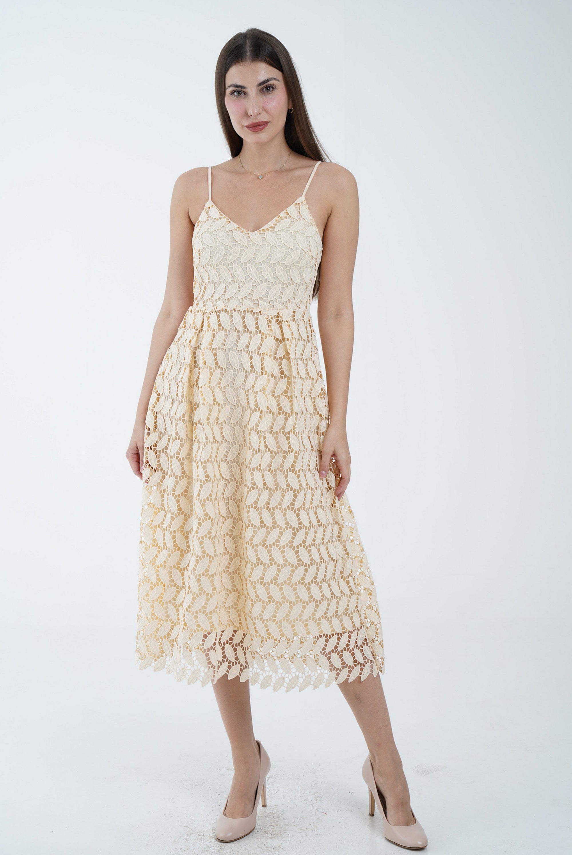 نتشي فستان ميدي بدون أكمام مطرز بحمالات رفيعة