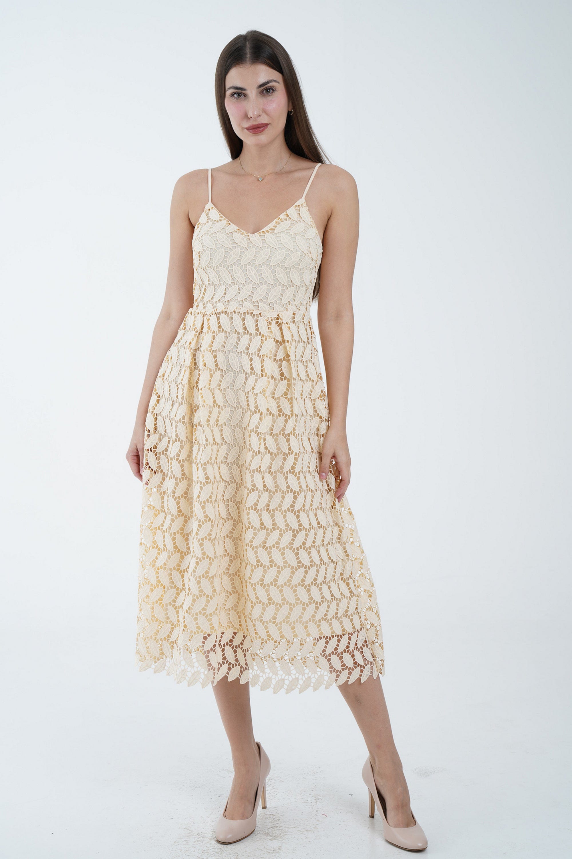 نتشي فستان ميدي بدون أكمام مطرز بحمالات رفيعة