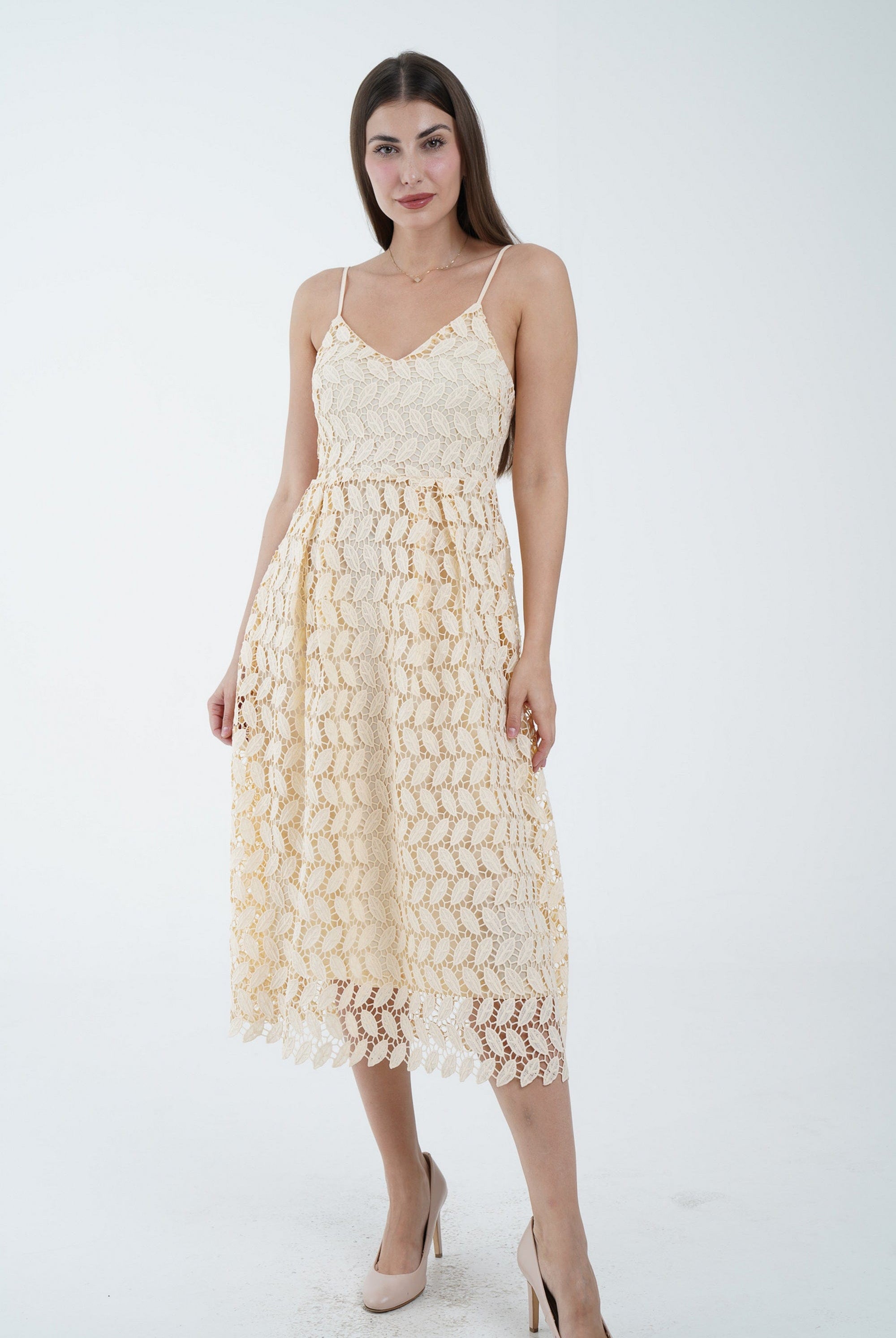 نتشي فستان ميدي بدون أكمام مطرز بحمالات رفيعة