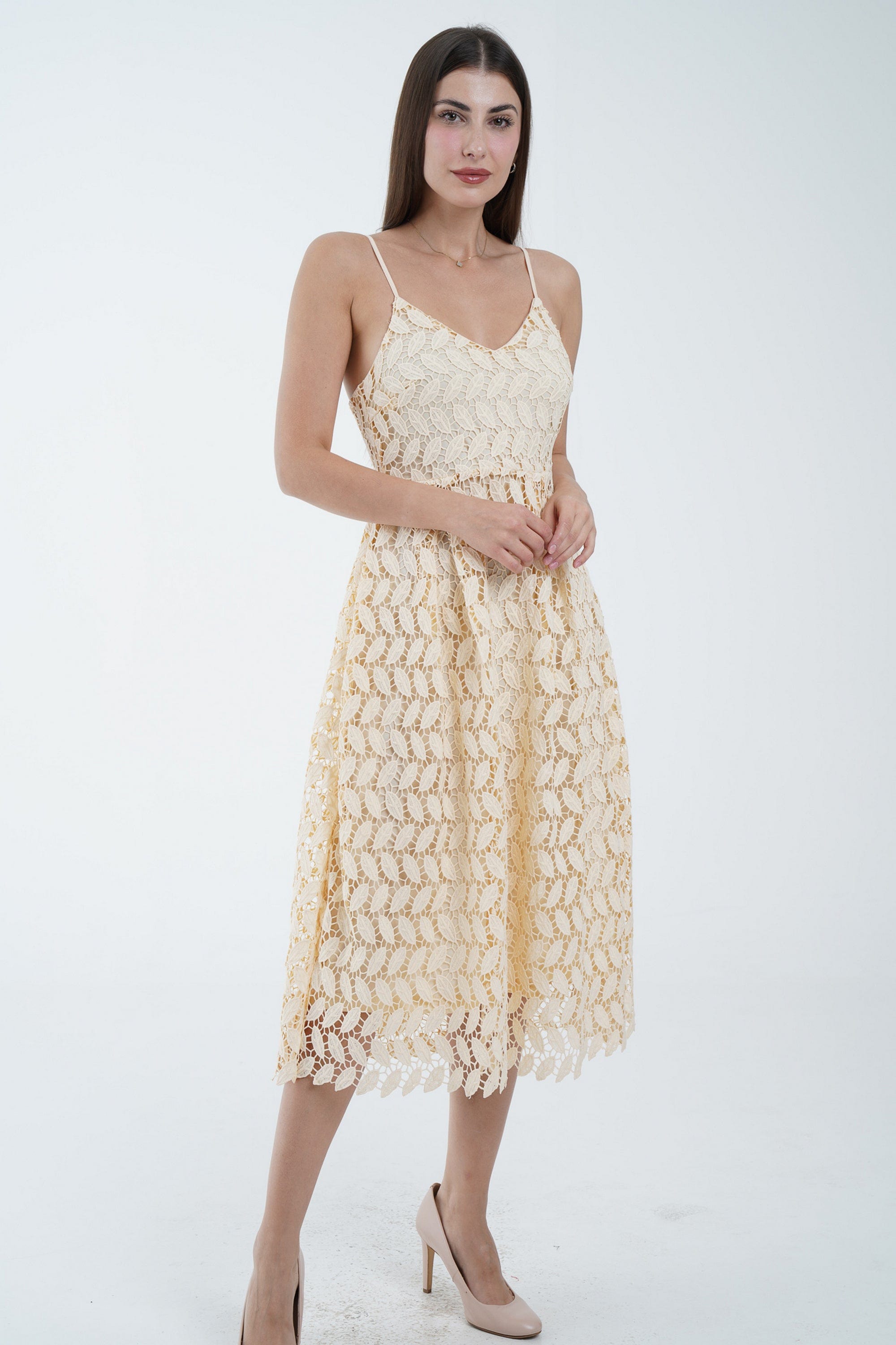 نتشي فستان ميدي بدون أكمام مطرز بحمالات رفيعة