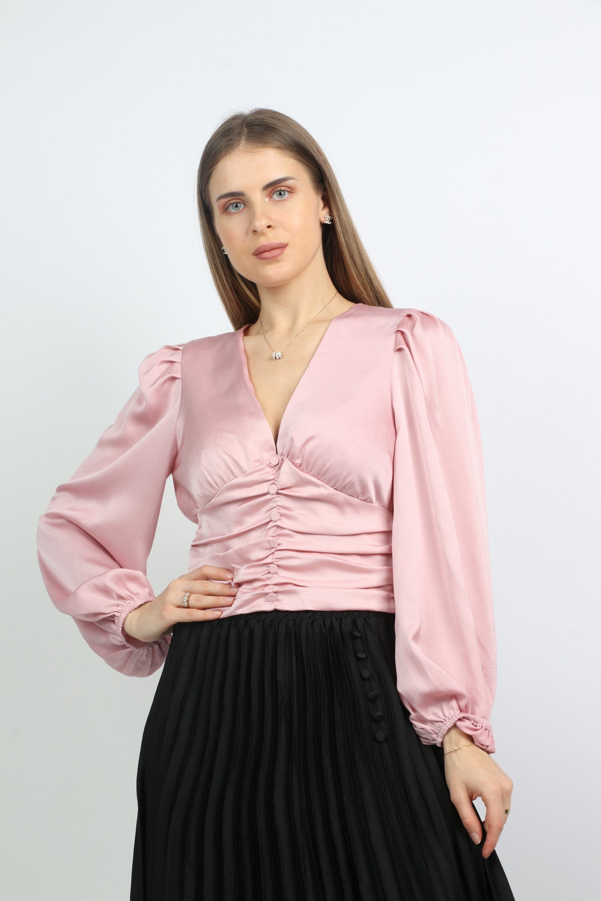 نتشي بلوزة ستان بفتحة صدر V