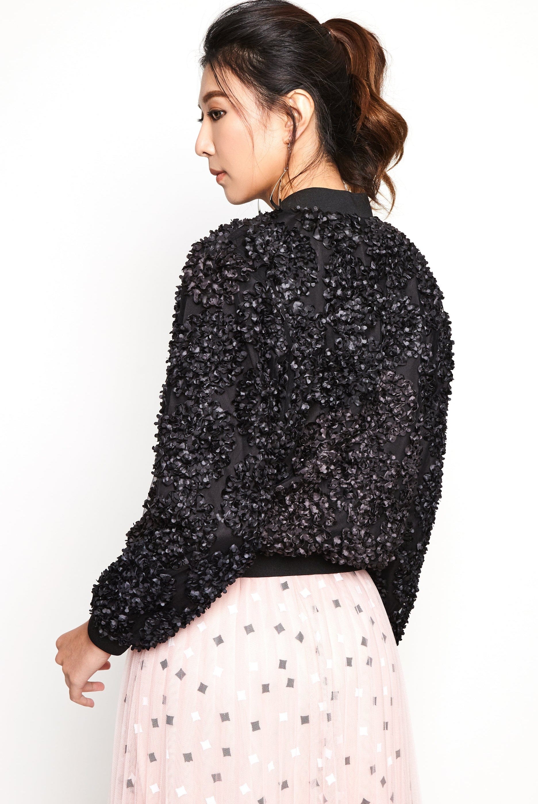 نتشي سترة مزينة بالورود بأكمام طويلة