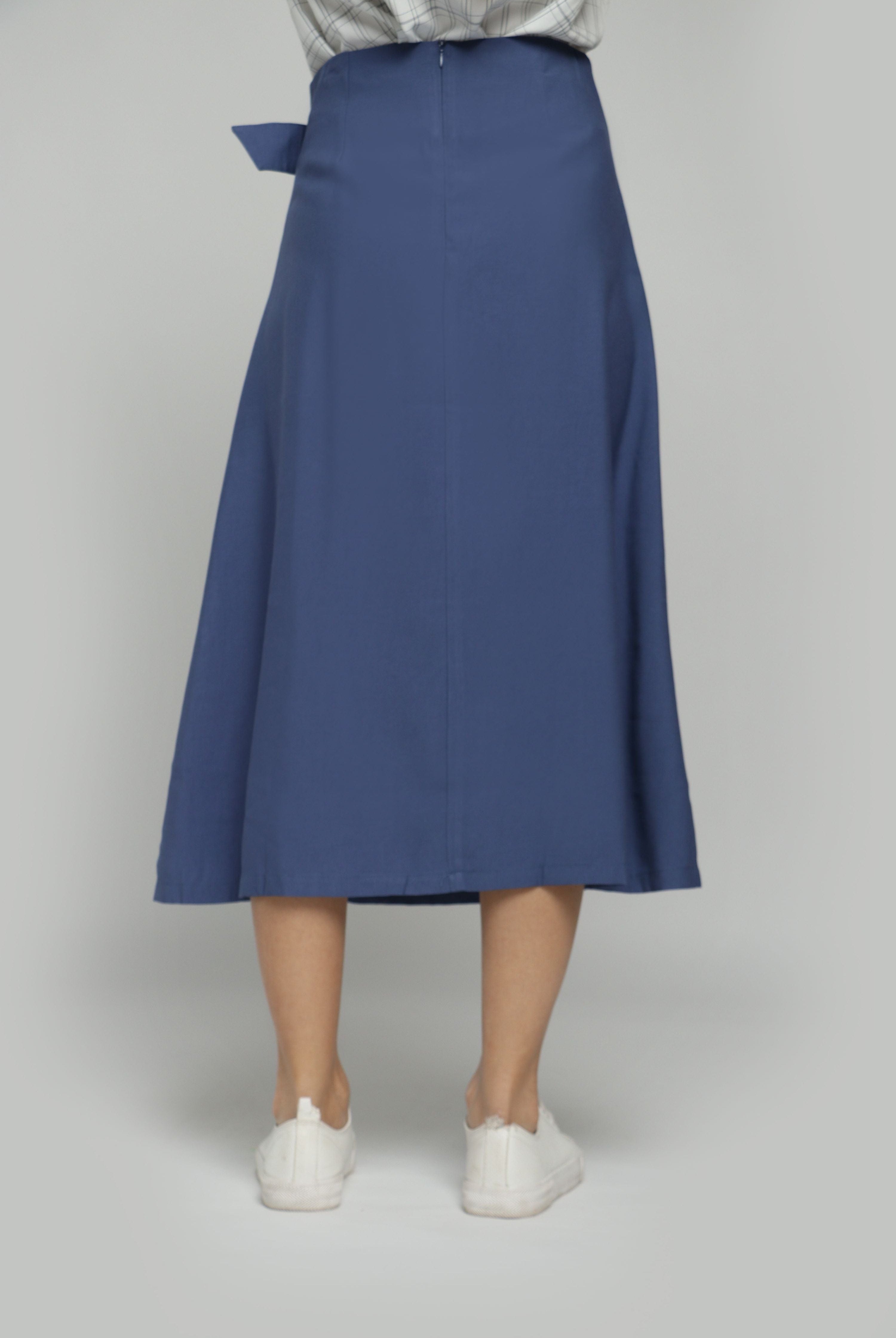 نتشي تنورة ميدي كلوش من الجانب بحزام عريض